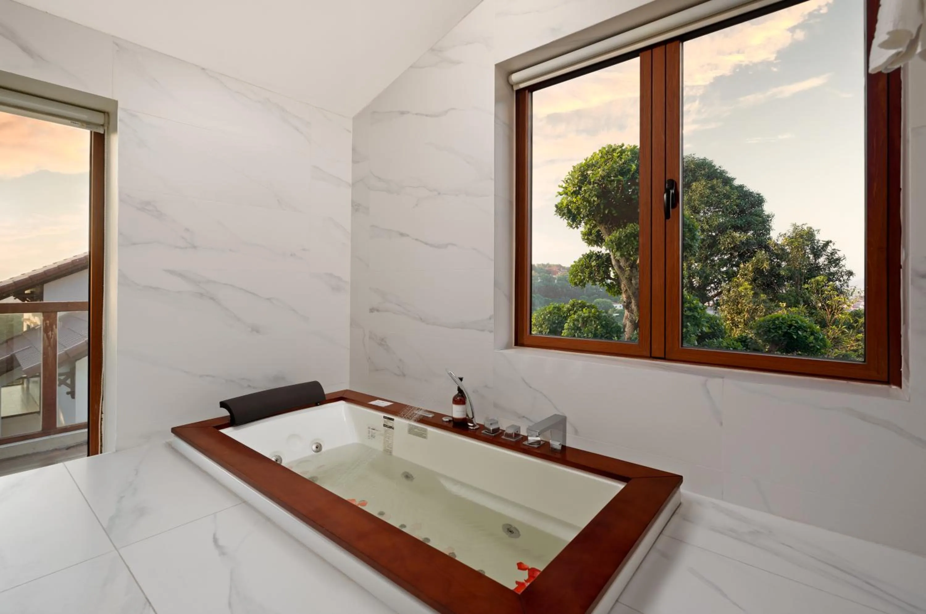 Bath in Senna Wellness Retreat