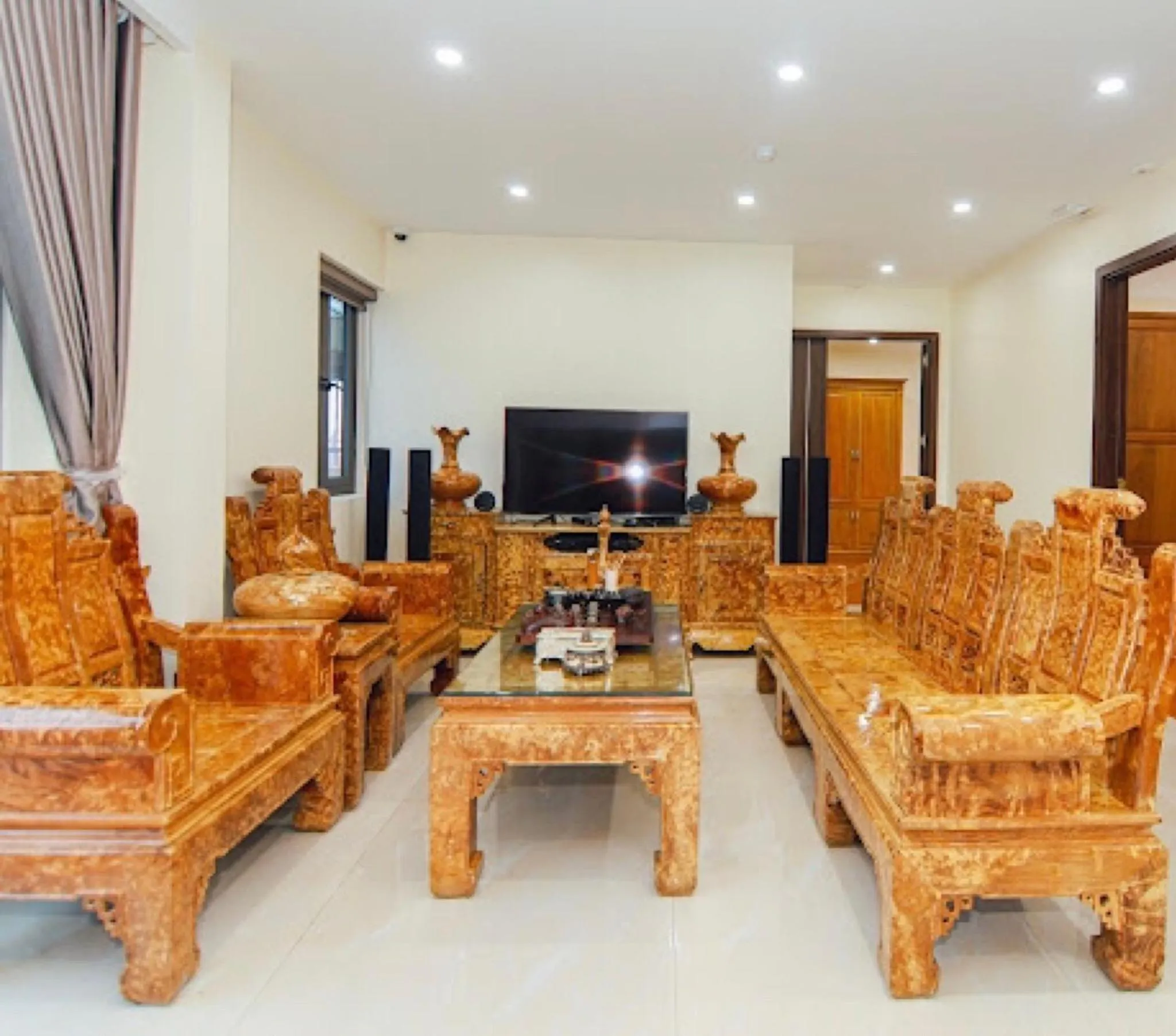 Communal lounge/ TV room in Ruby Halong 6 Hotel