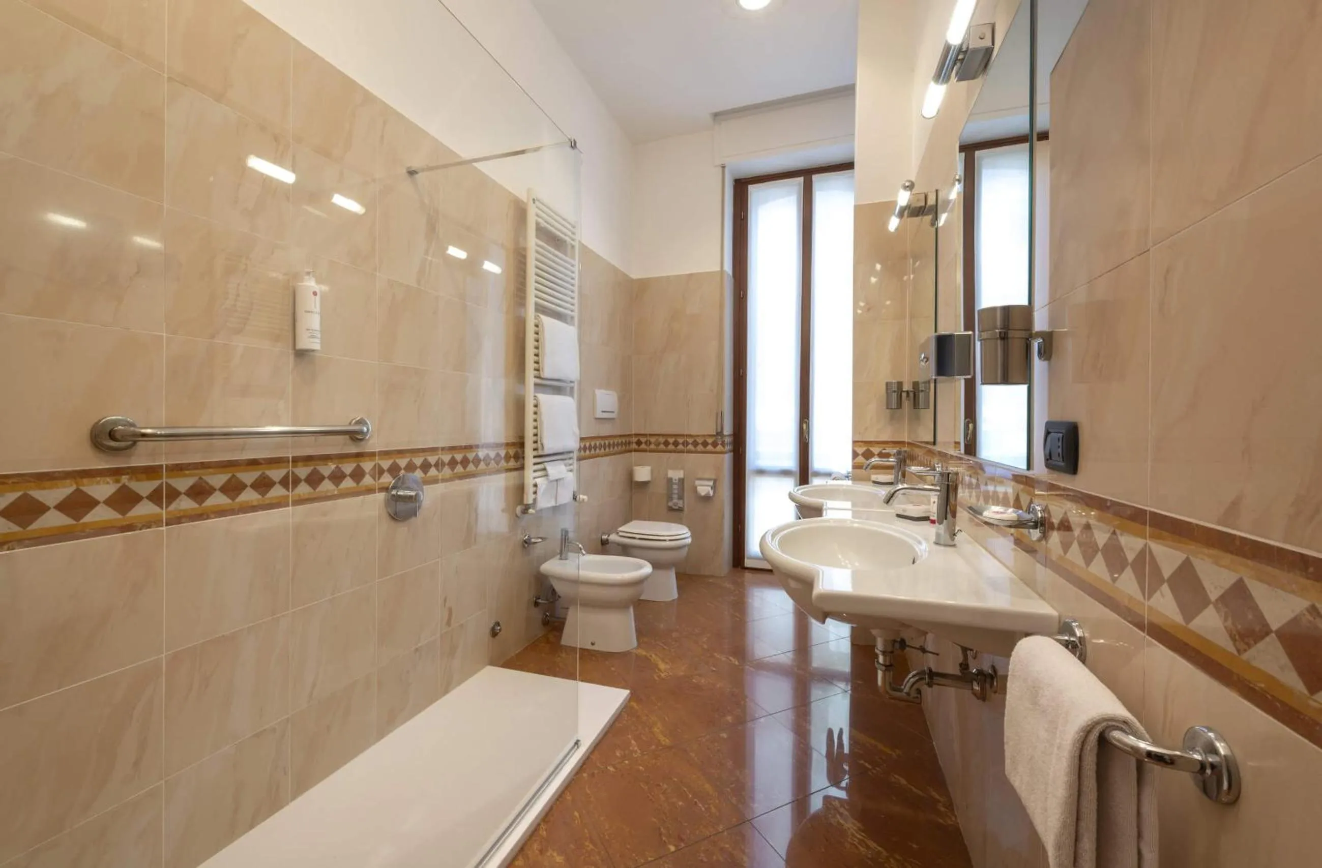 Shower in Lancaster Hotel