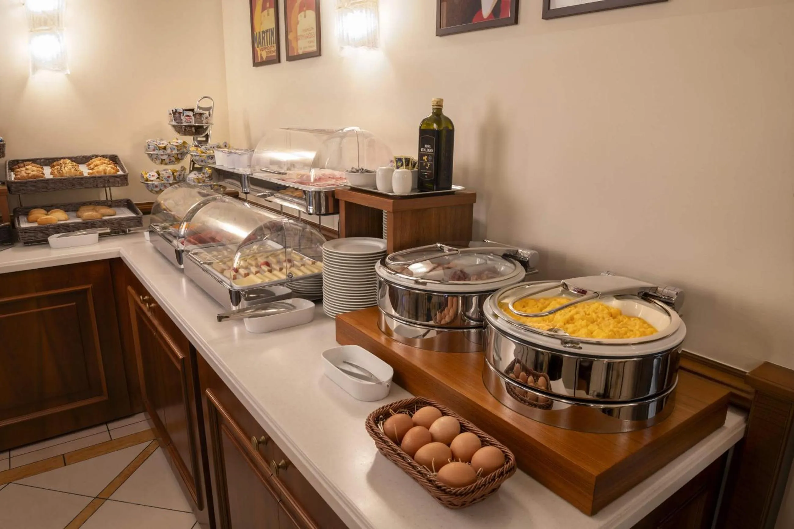 Buffet breakfast in Lancaster Hotel