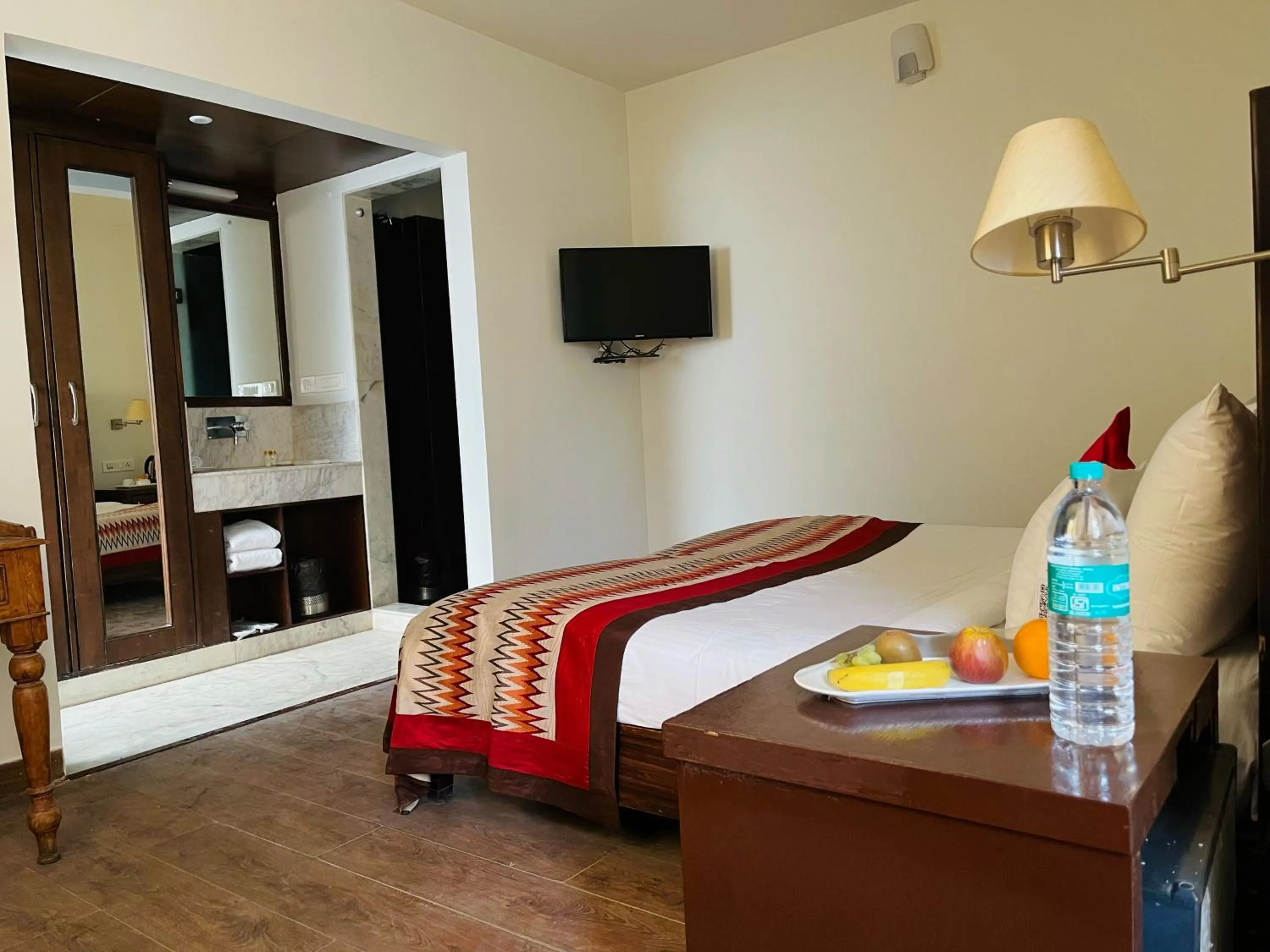 Communal lounge/ TV room, Bed in The Orion Express