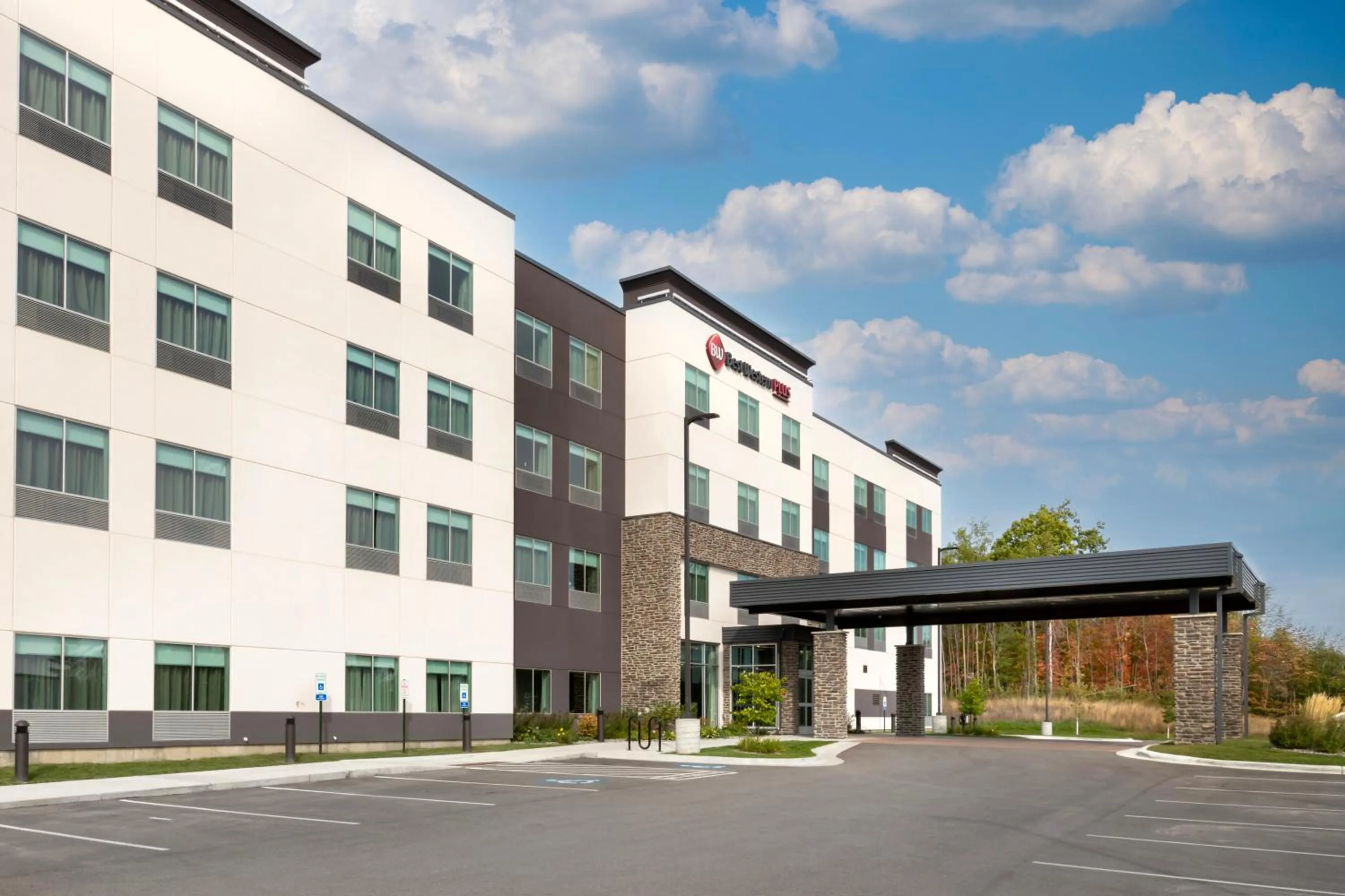 Property building in Best Western Plus Grand Rapids MN