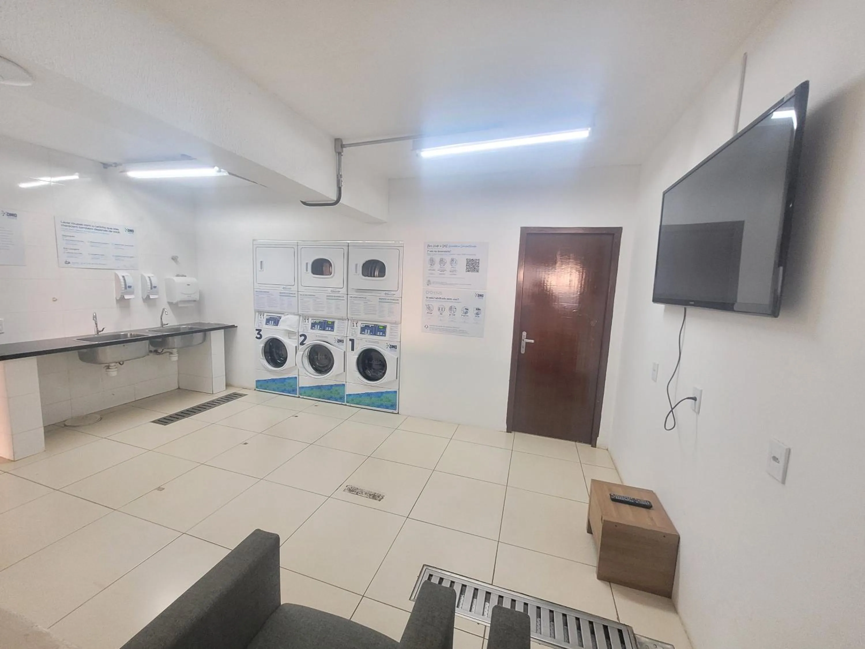 washing machine in The Sun Resort By Rei dos Flats