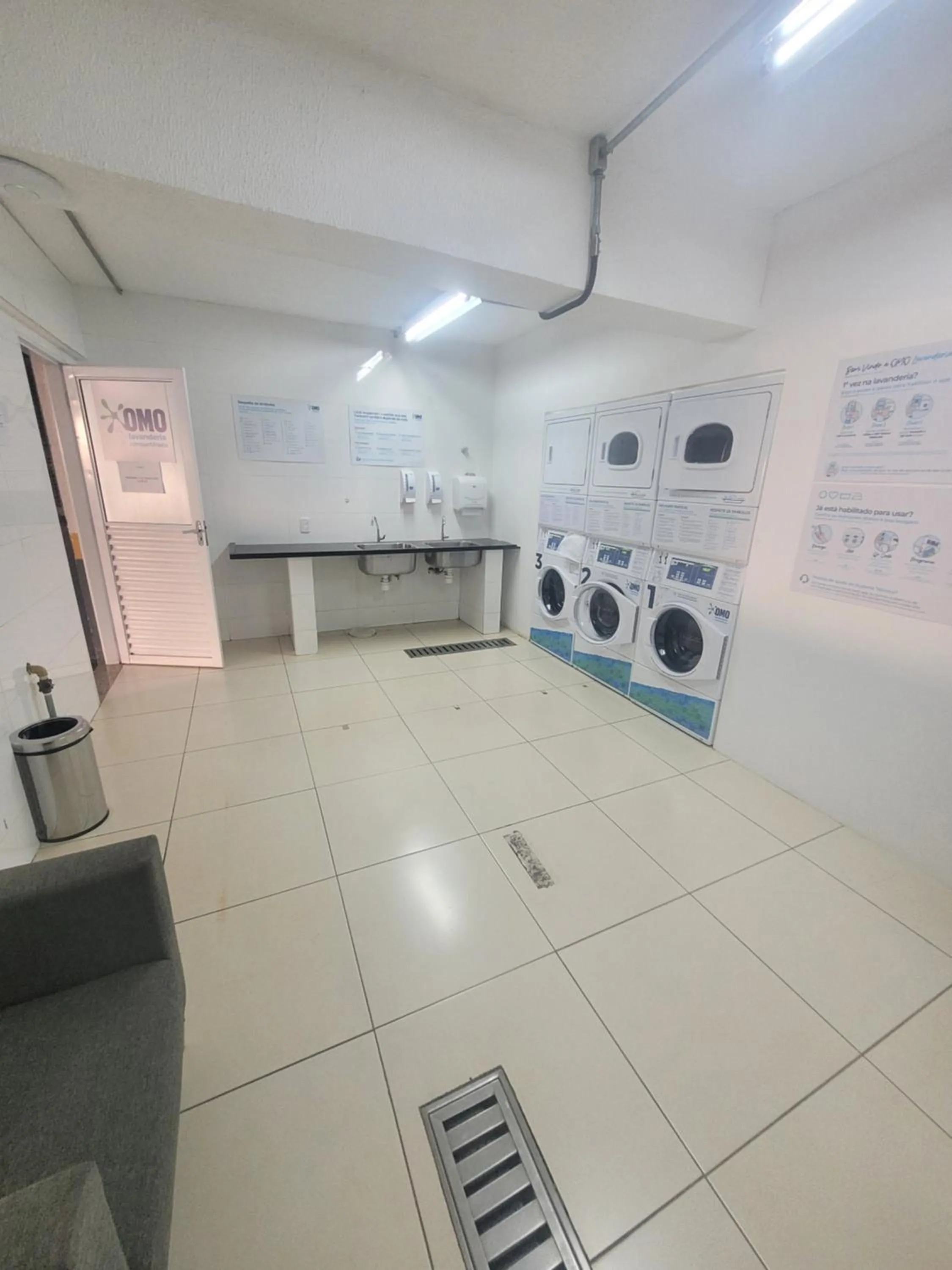 washing machine in The Sun Resort By Rei dos Flats