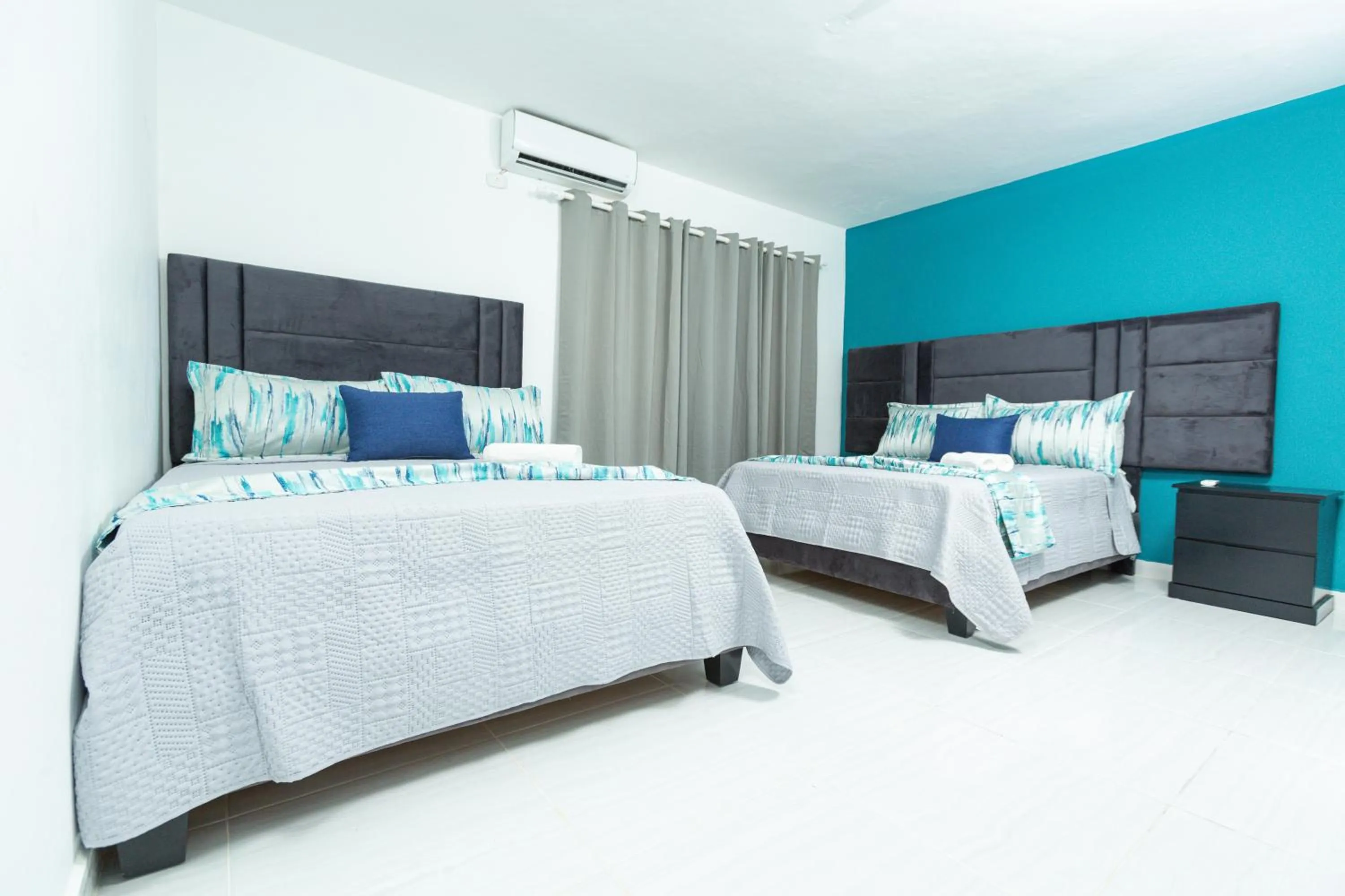 Bed in Skylight Suites Hotel