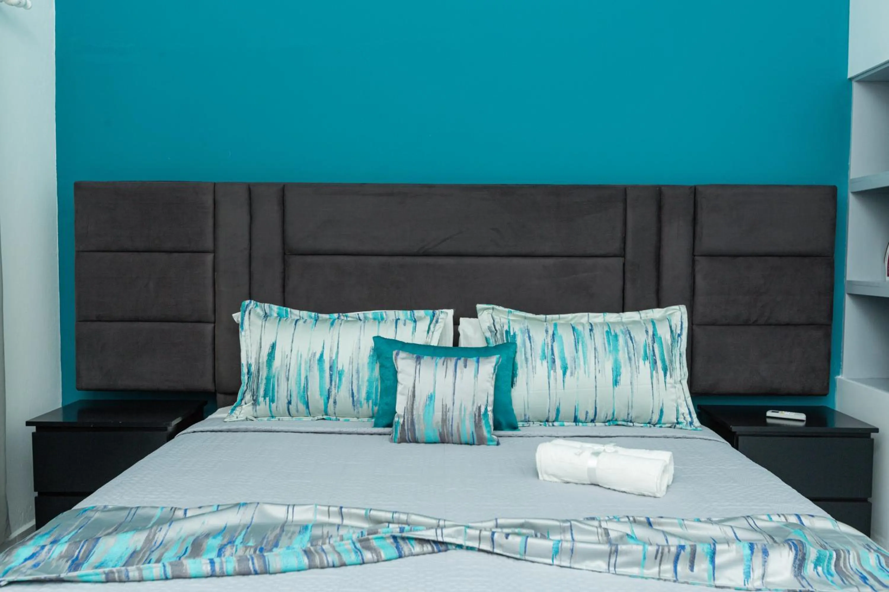 Bed in Skylight Suites Hotel