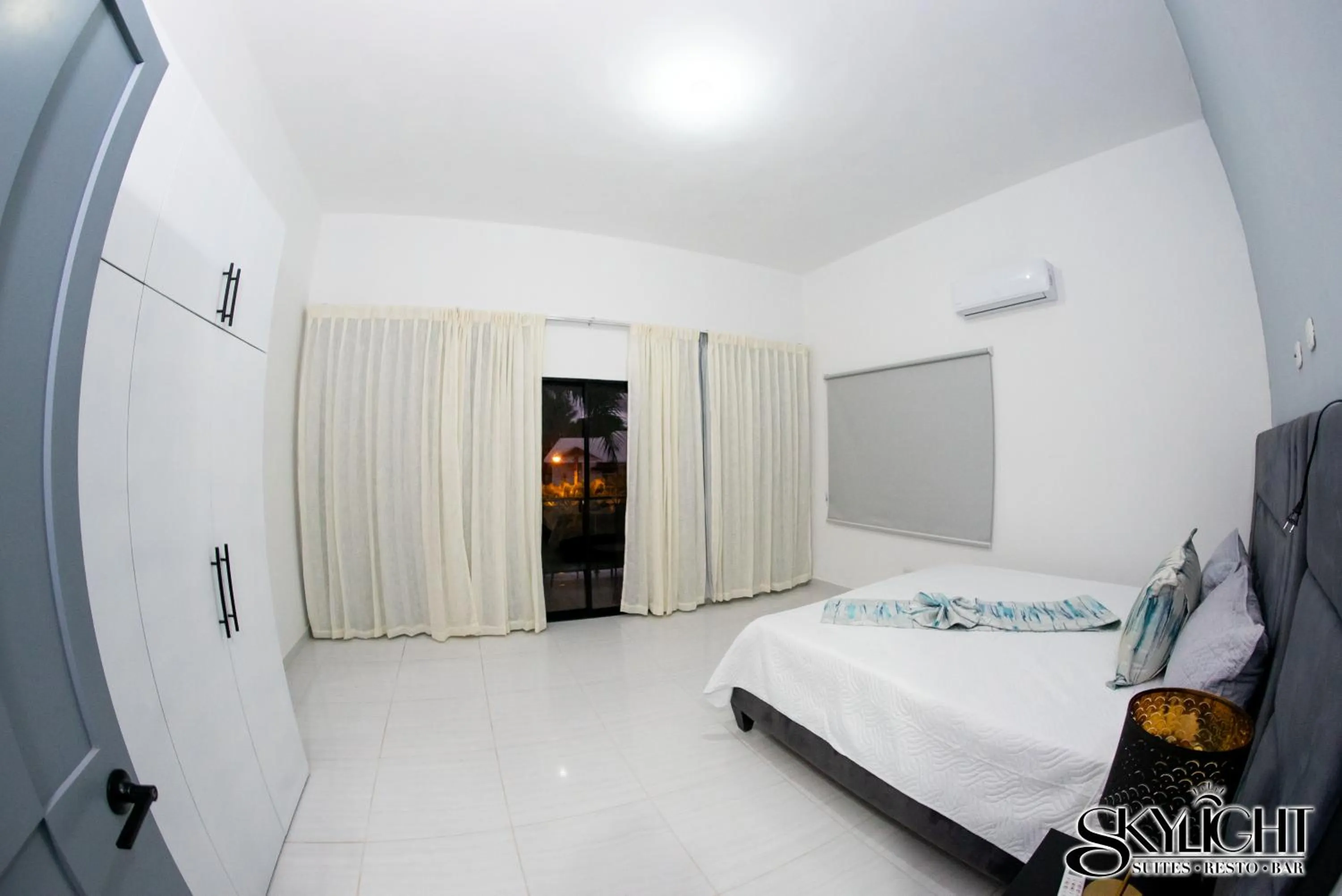 Bed in Skylight Suites Hotel