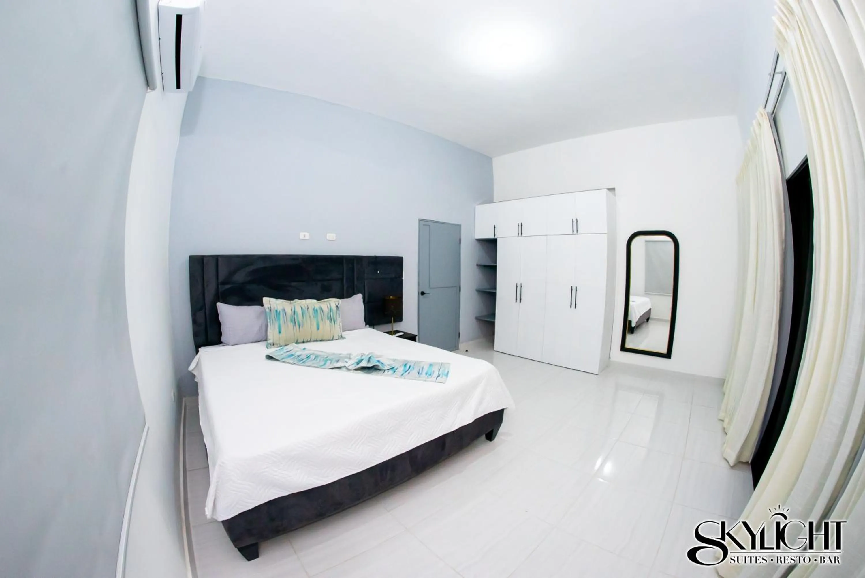 Bed in Skylight Suites Hotel