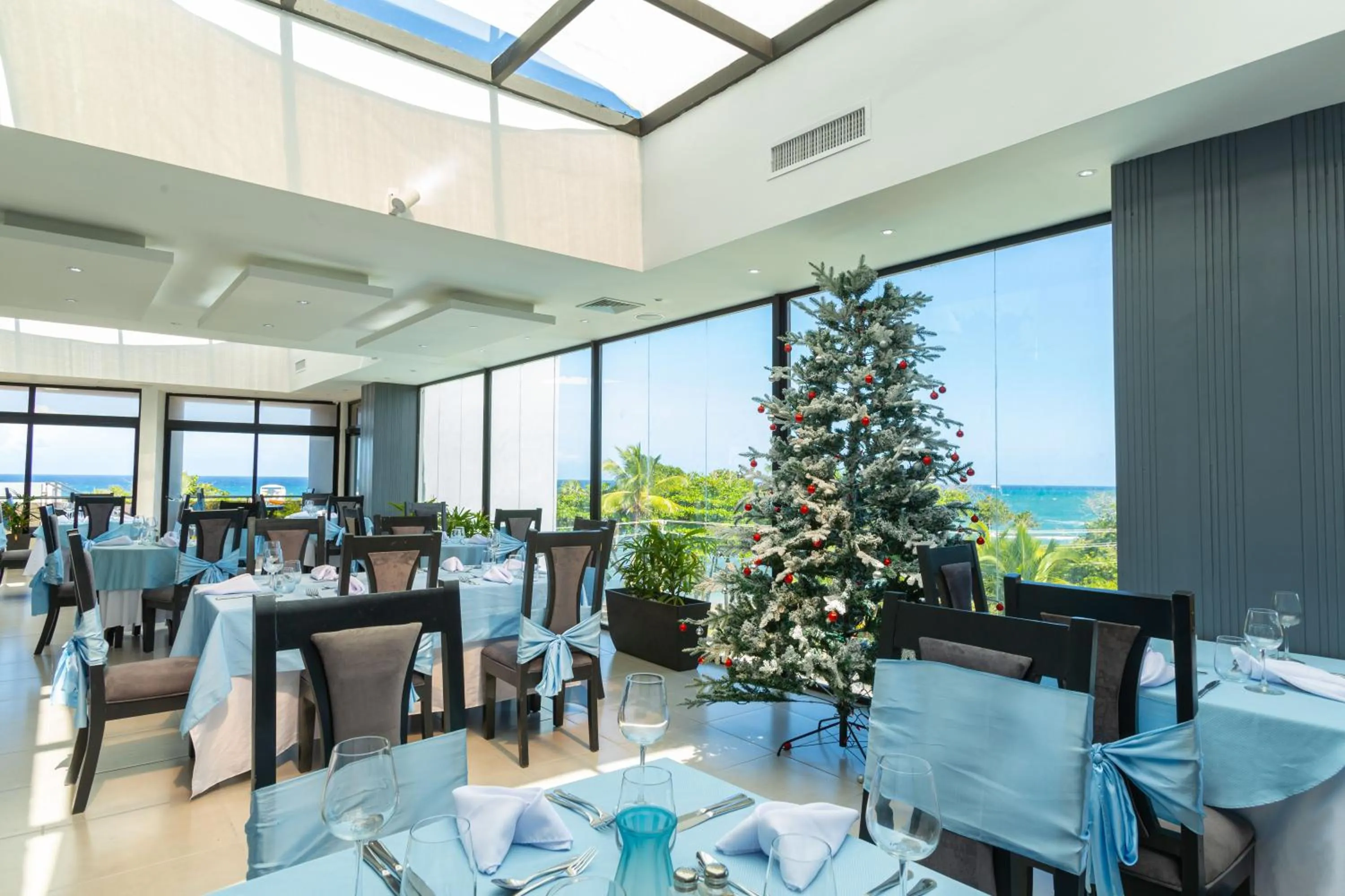 Restaurant/places to eat in Skylight Suites Hotel