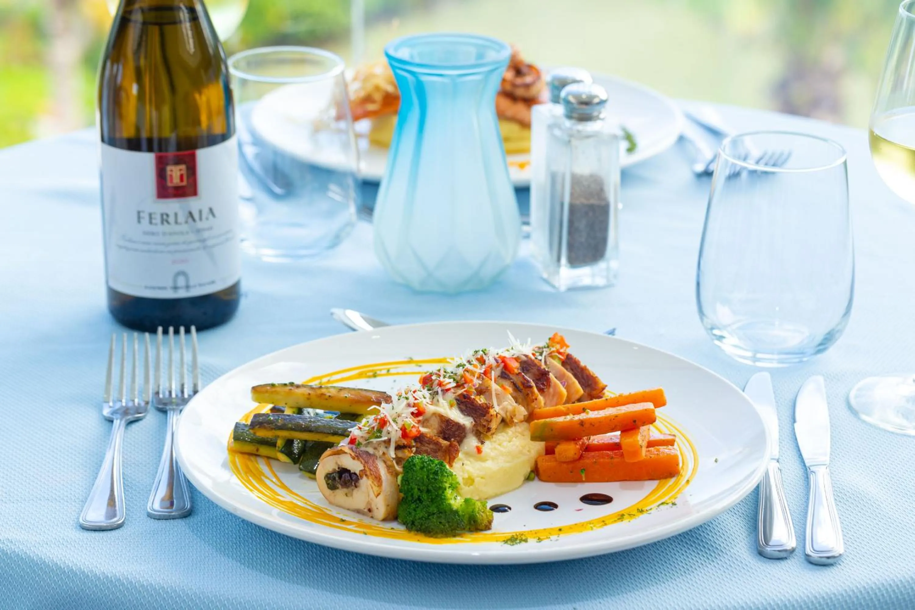 Restaurant/places to eat in Skylight Suites Hotel