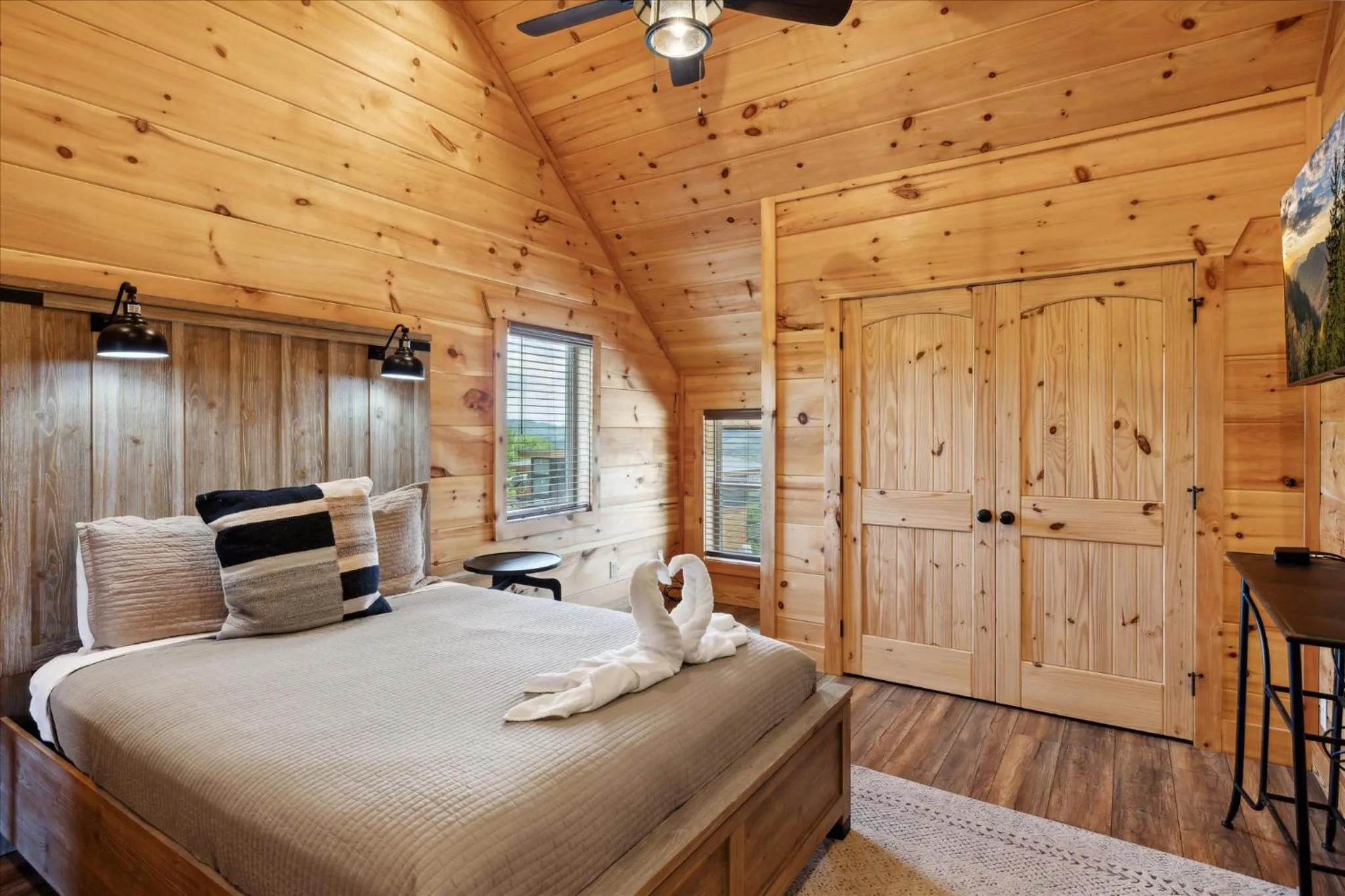 Bed in Cabin Goals ✨ Private Pool, Hot Tub + Epic Views! - Eaglebend Cabin