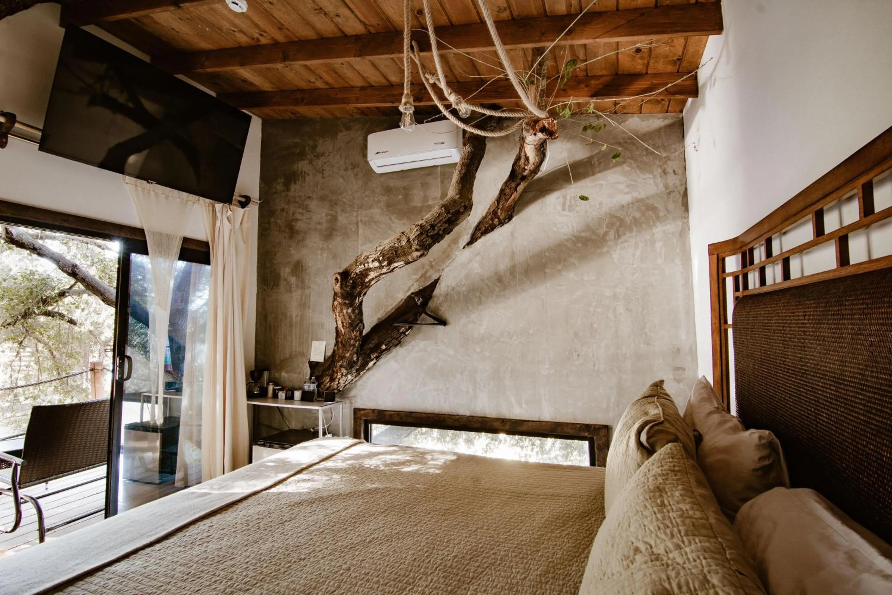 Bed in Boskenvid Hotel - Romantic Treehouses & Skypool