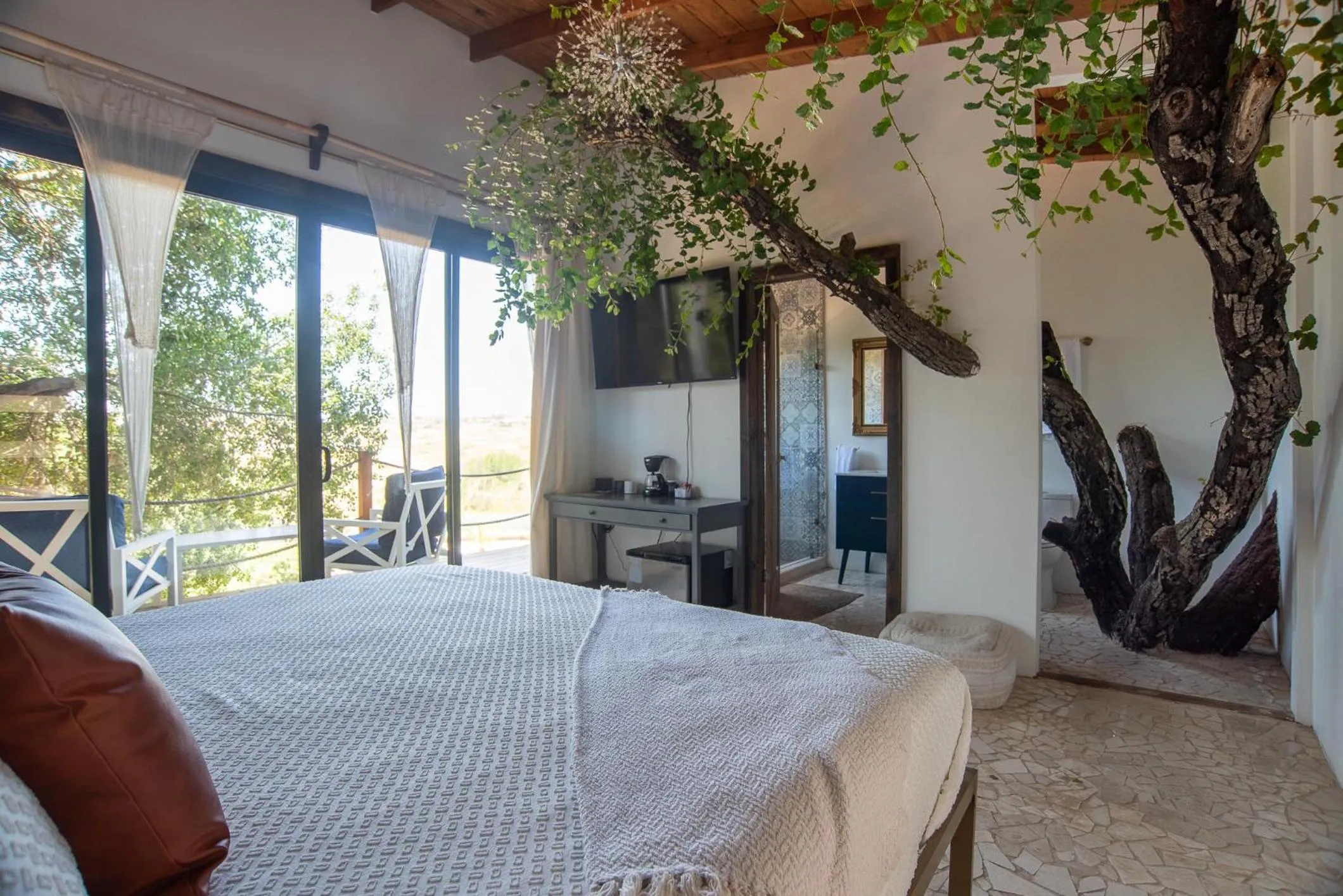 Photo of the whole room, Bed in Boskenvid Hotel - Romantic Treehouses & Skypool