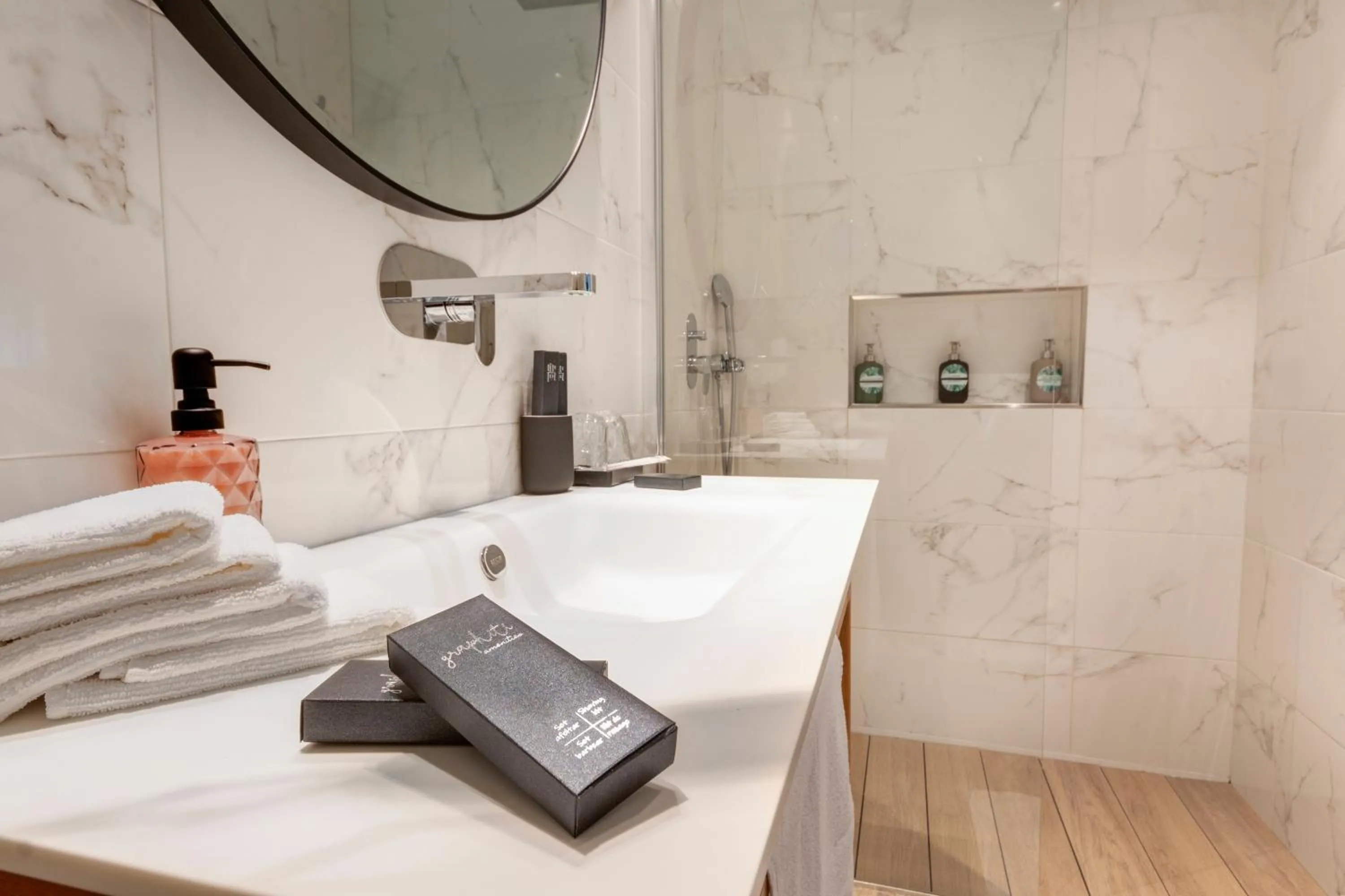 Shower in Apartamentos Turísticos La Plaza