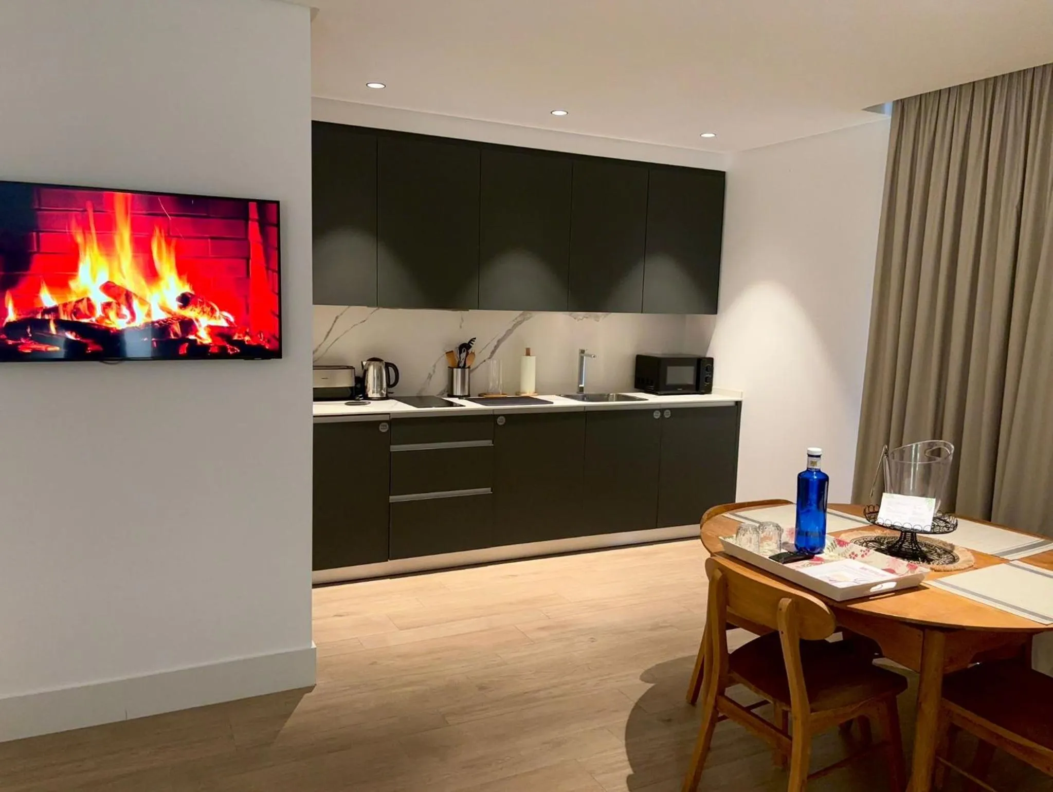 Kitchen or kitchenette in Apartamentos Turísticos La Plaza