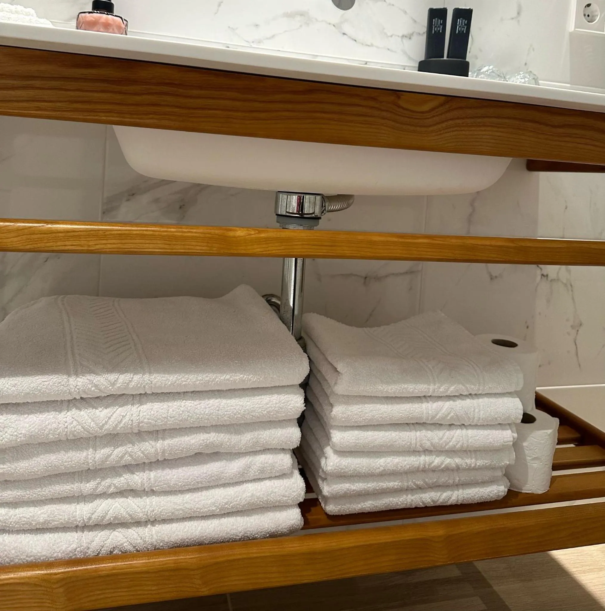 Bathroom, Bed in Apartamentos Turísticos La Plaza