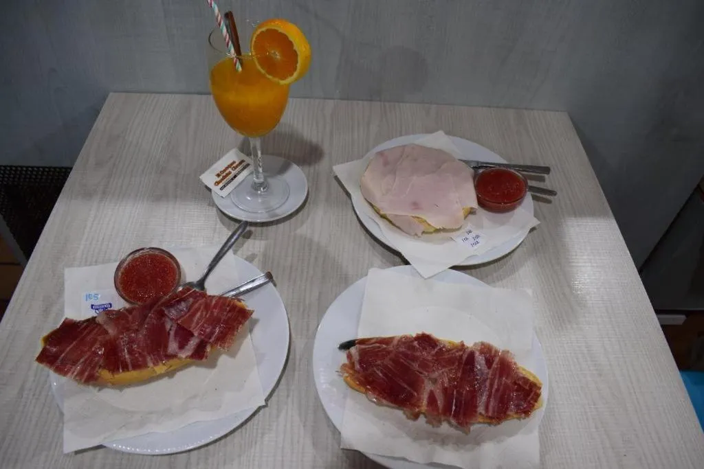 Breakfast in Apartamentos Turísticos La Plaza