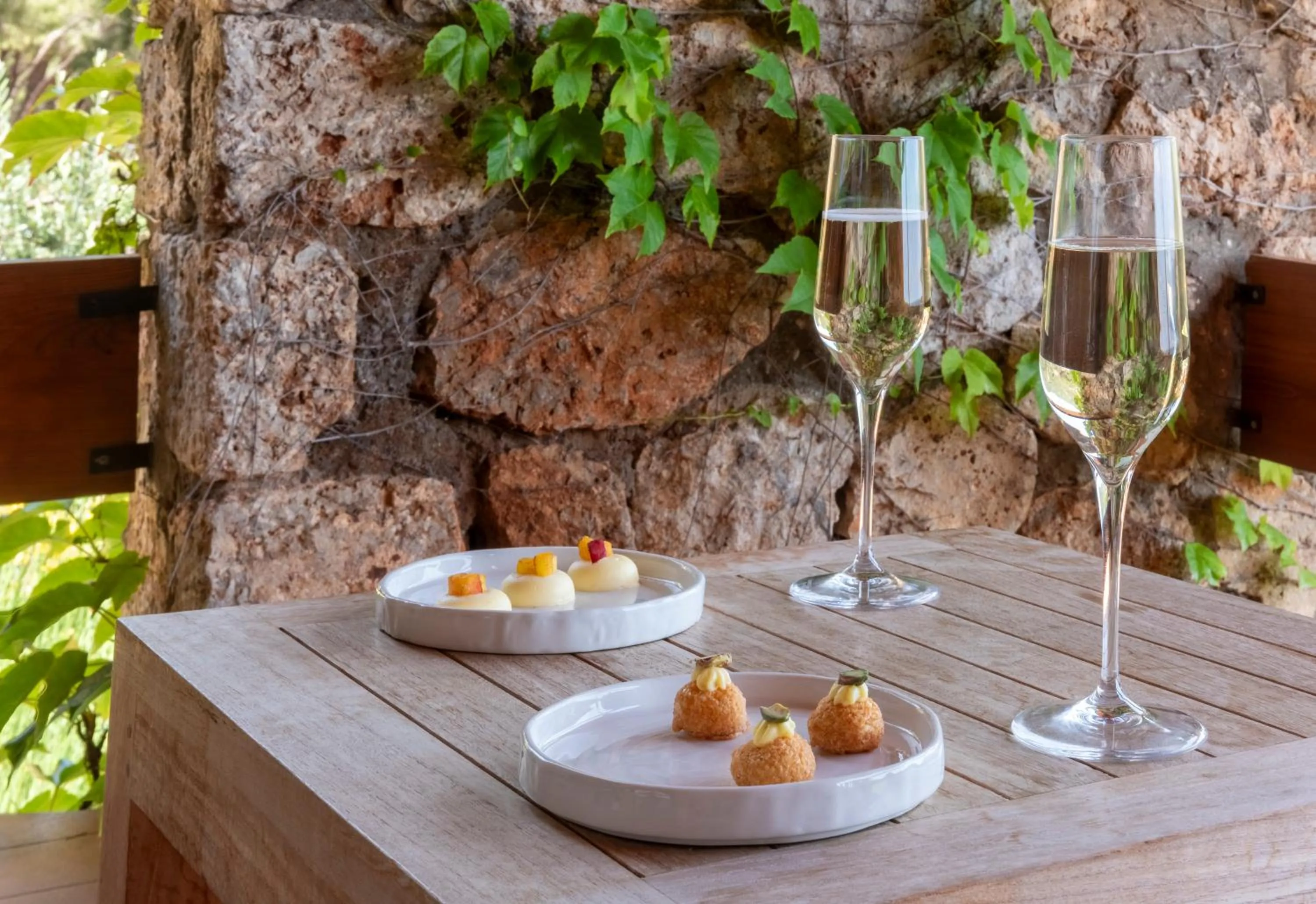 Food and drinks in Boutique Hotel Torre Di Cala Piccola