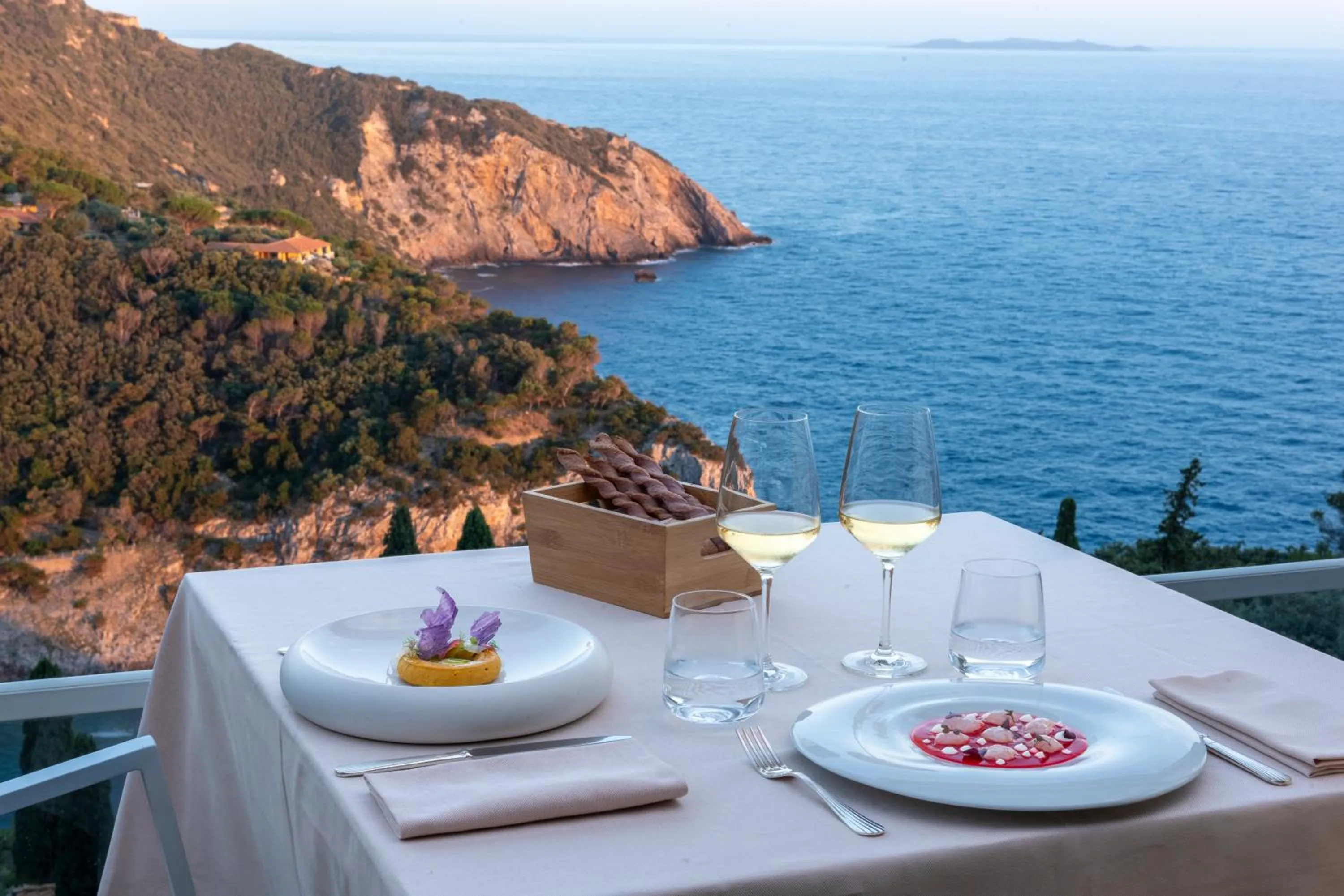 Restaurant/places to eat in Boutique Hotel Torre Di Cala Piccola