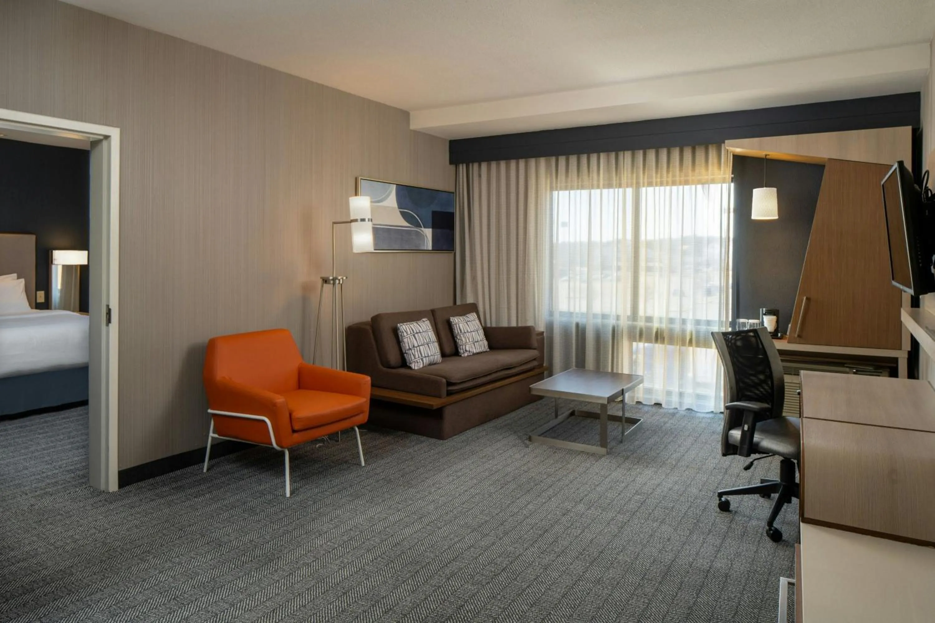 Living room, Bed in Courtyard by Marriott Jackson Airport/Pearl