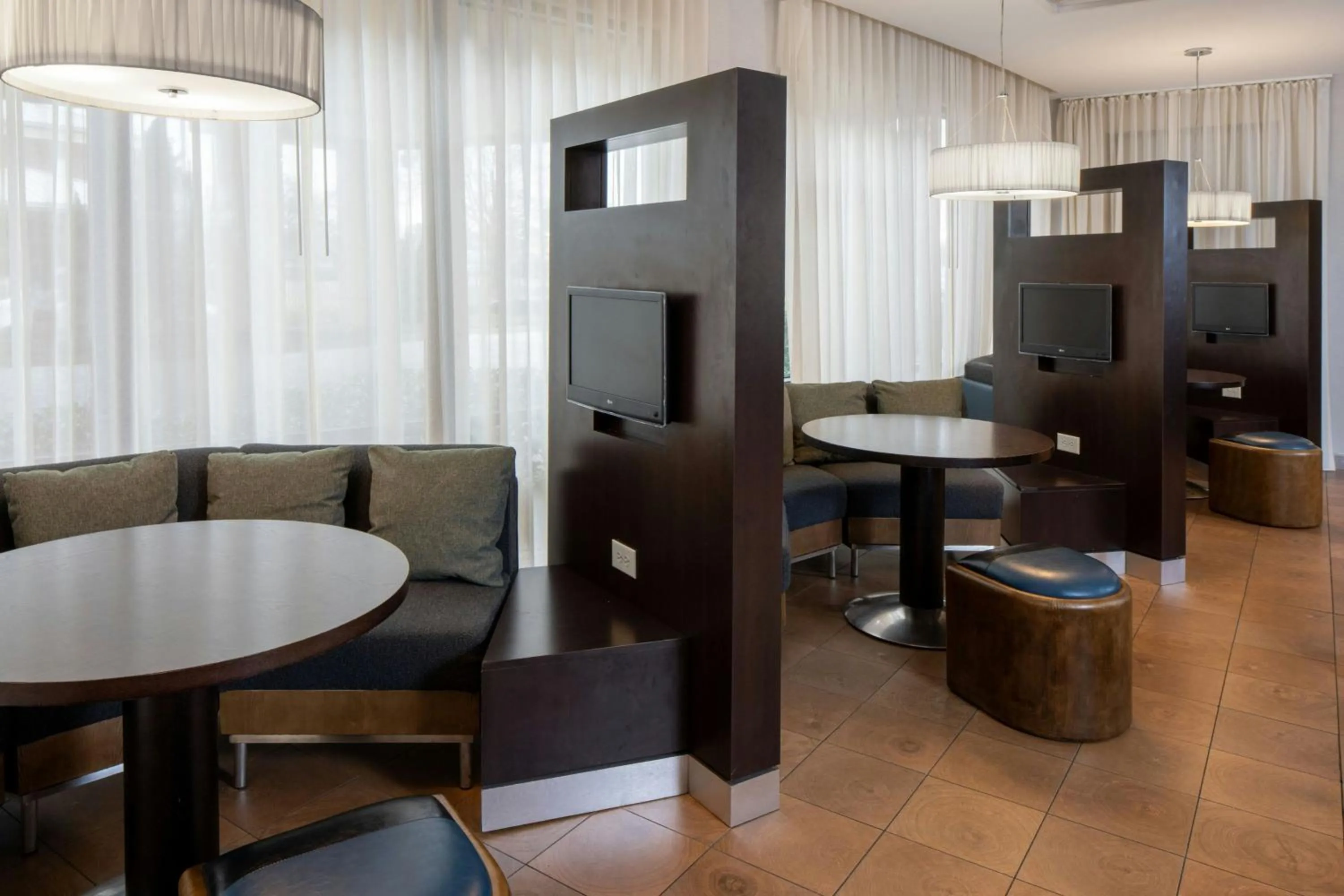 Restaurant/places to eat in Courtyard by Marriott Jackson Airport/Pearl