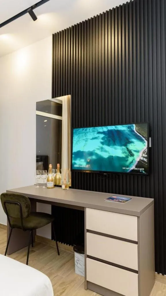 TV and multimedia in Palm Side Hotel