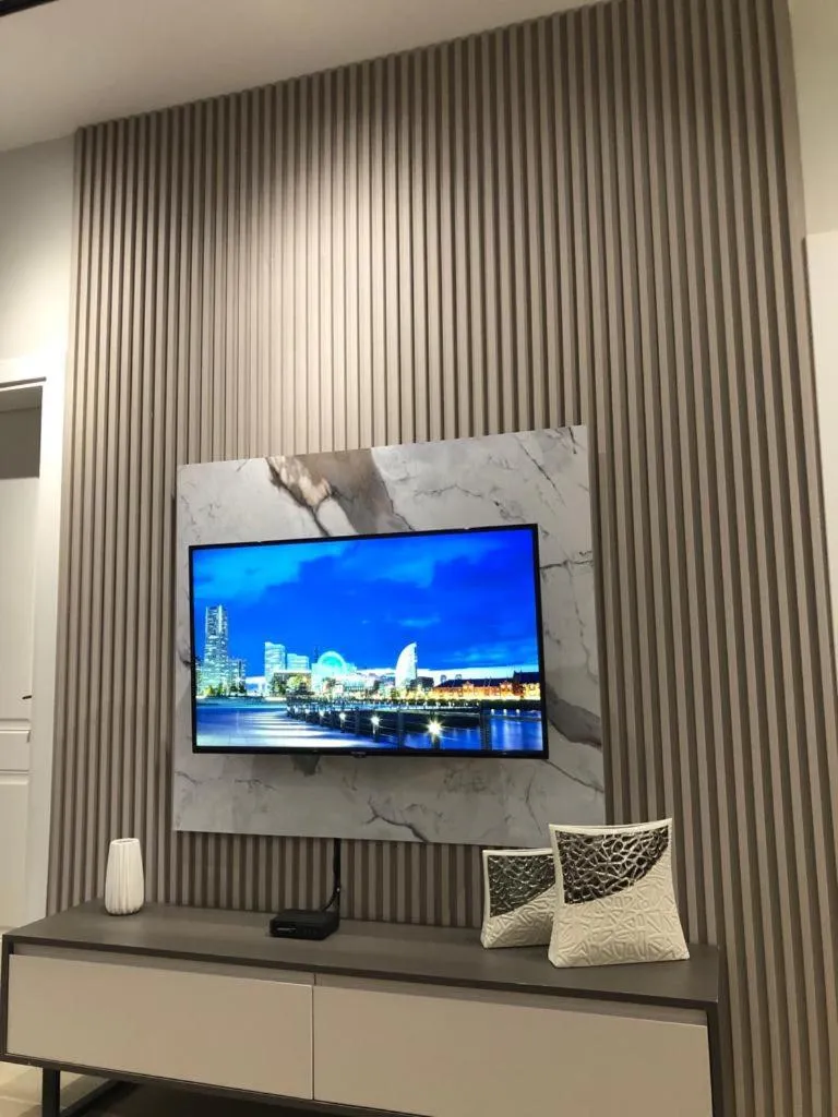 Communal lounge/ TV room in Palm Side Hotel