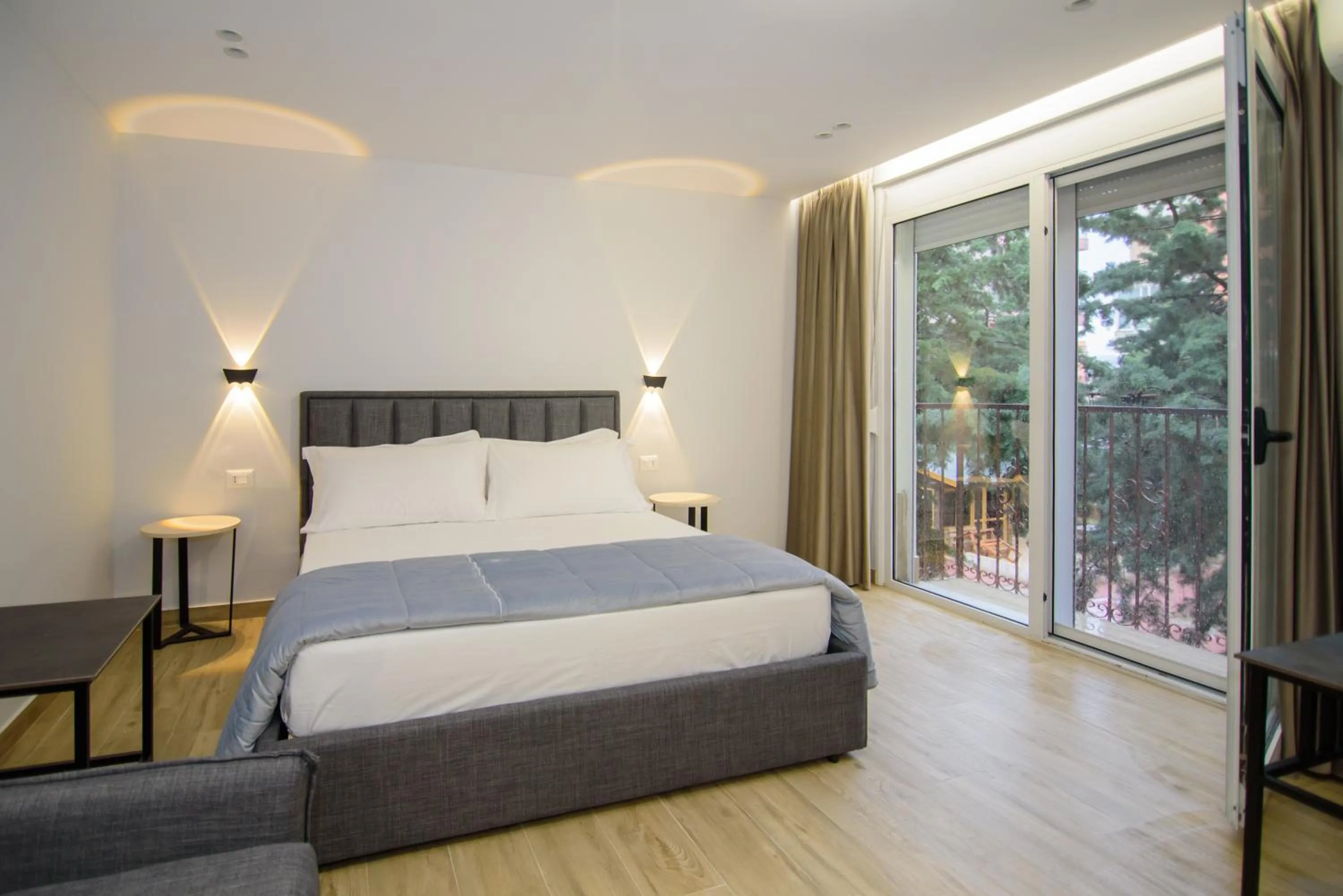 Bed in Palm Side Hotel