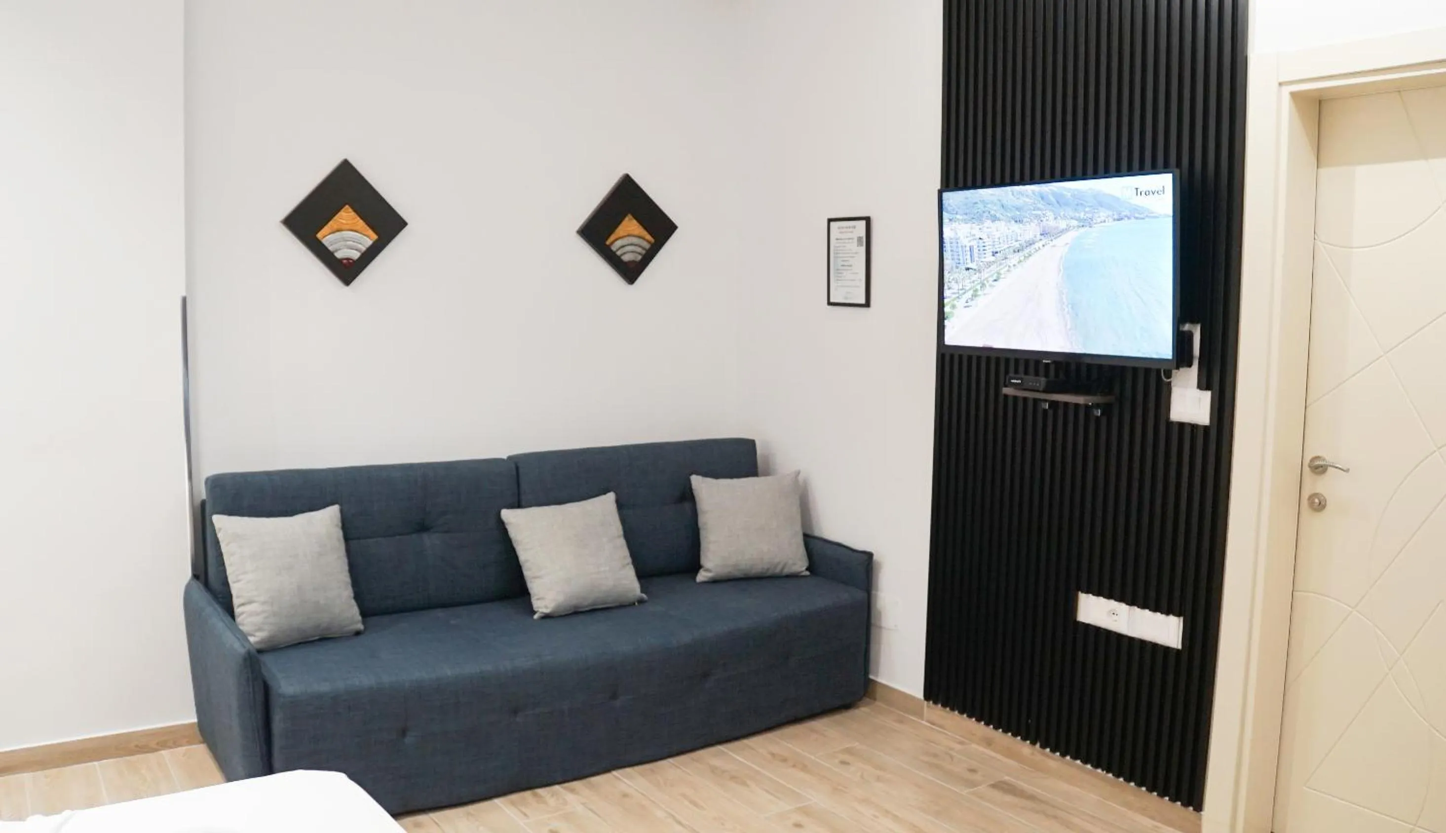 Communal lounge/ TV room in Palm Side Hotel