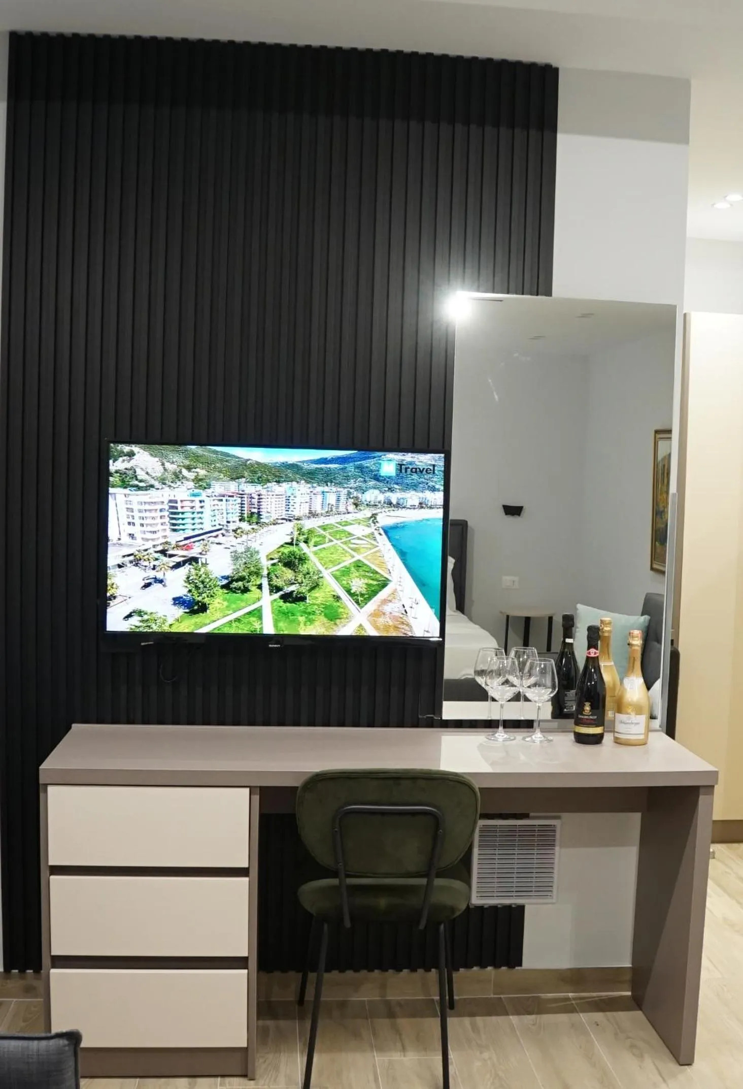 Communal lounge/ TV room in Palm Side Hotel