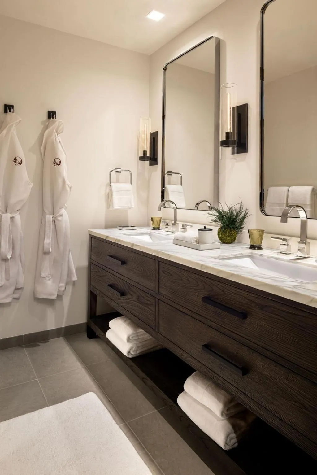 Bathroom, Bed in The Sylvan Lodge at Snake River Sporting Club
