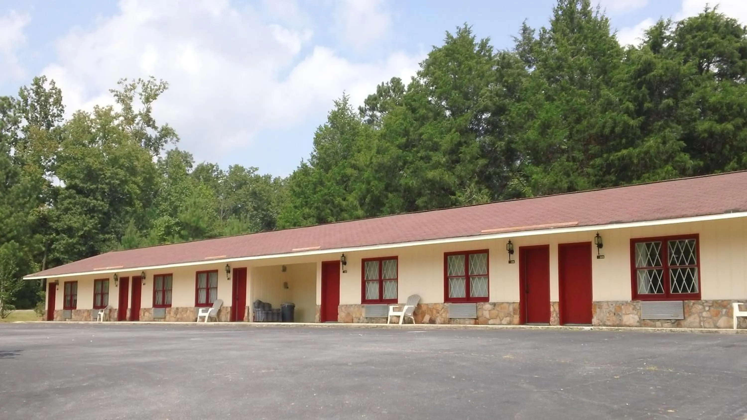Property building in Valley Inn - Hamilton Ga