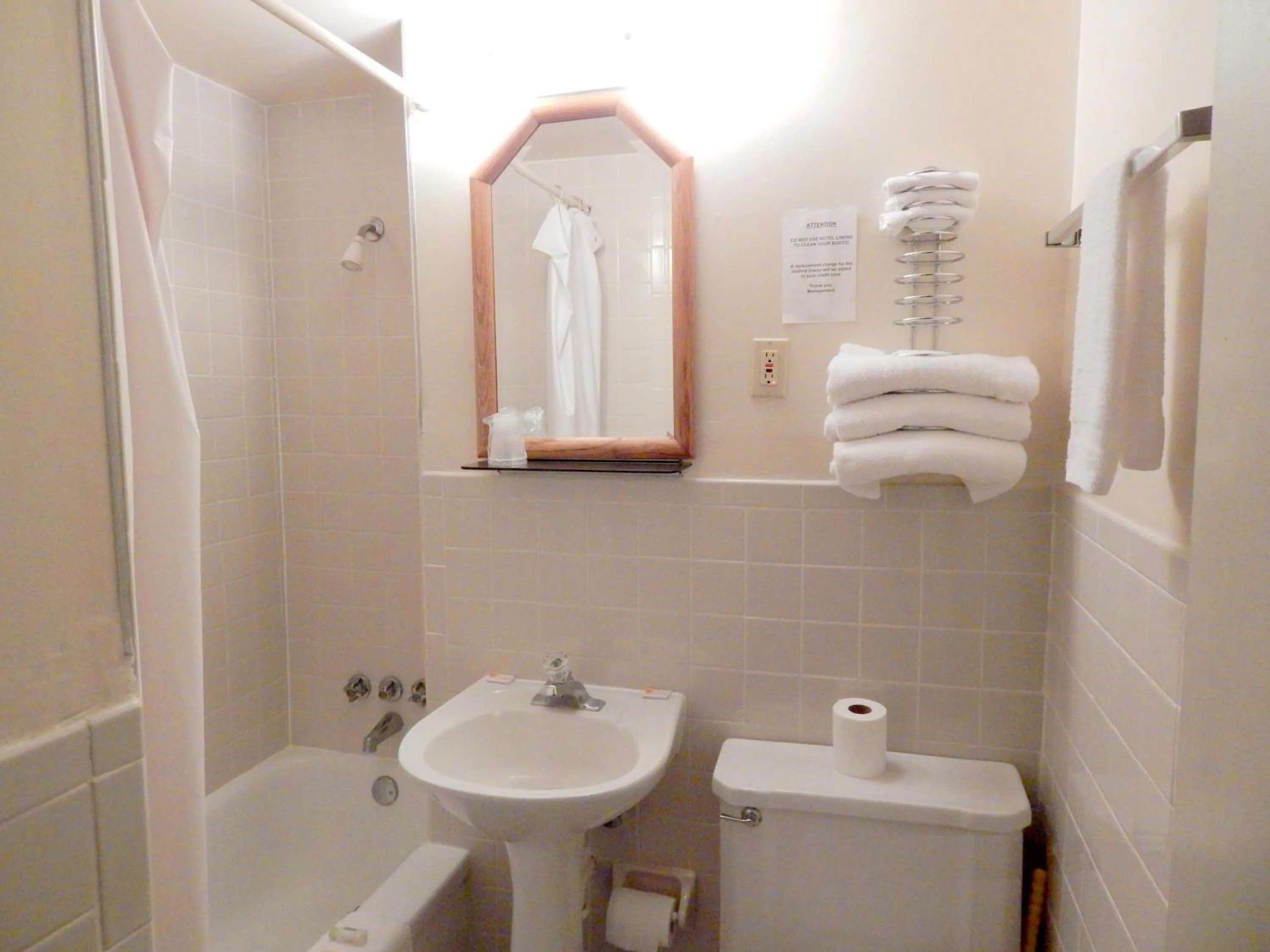 Bathroom in Valley Inn - Hamilton Ga