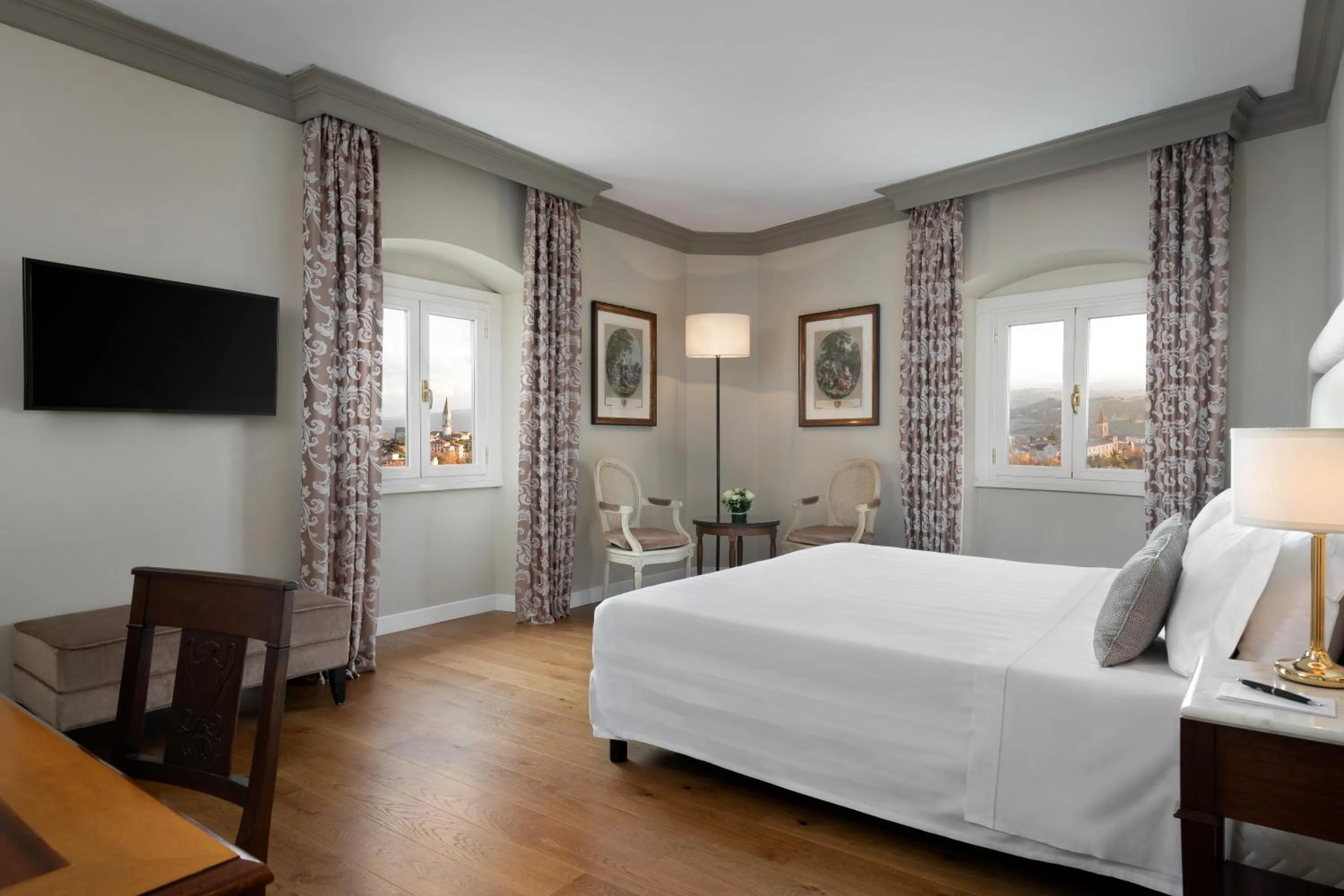 Photo of the whole room, Bed in Sina Brufani