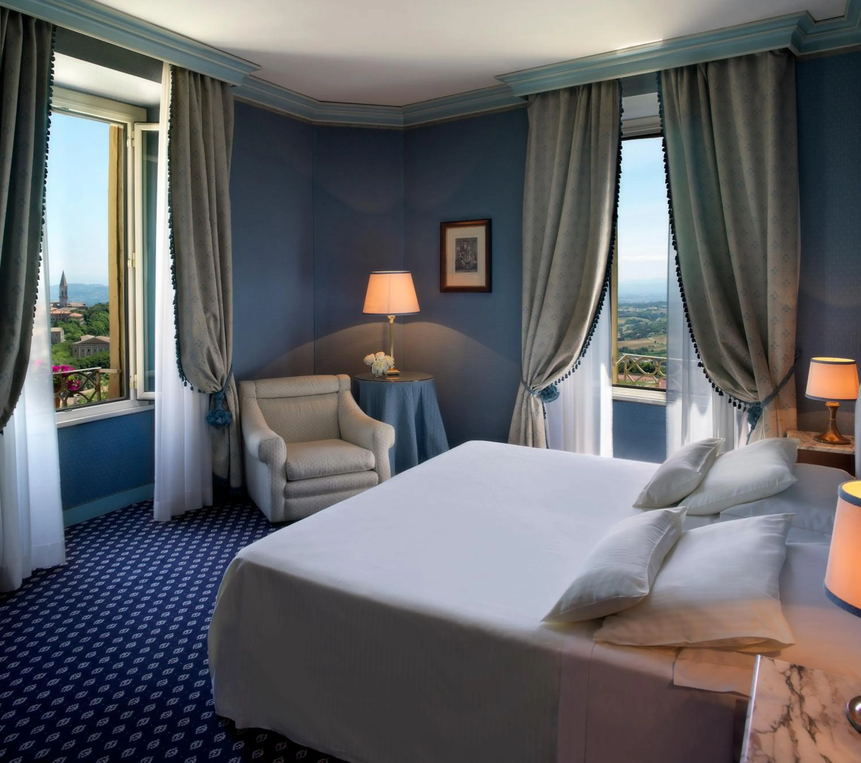 Photo of the whole room, Bed in Sina Brufani