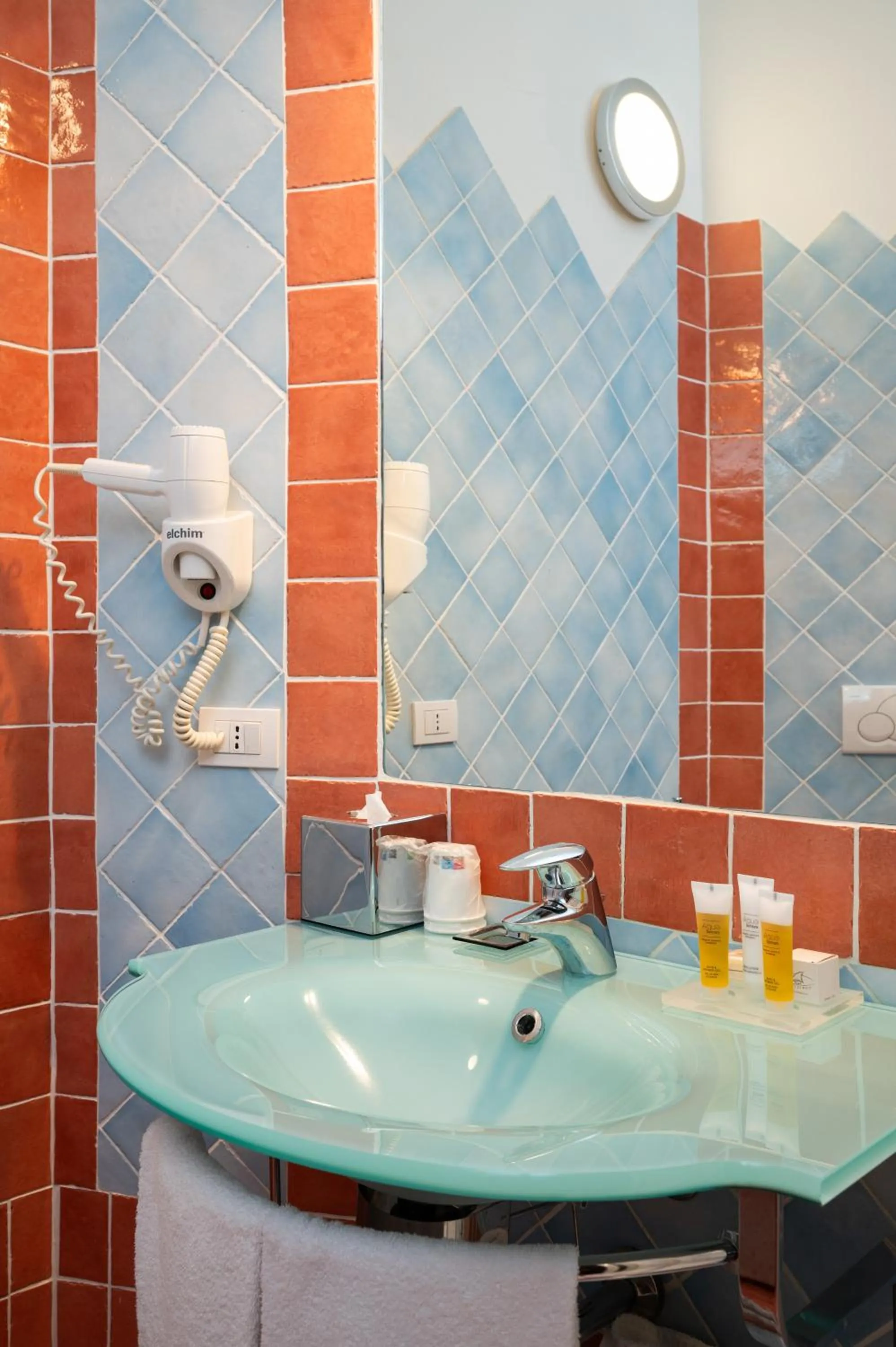 Bathroom in Hotel Monti Di Mola