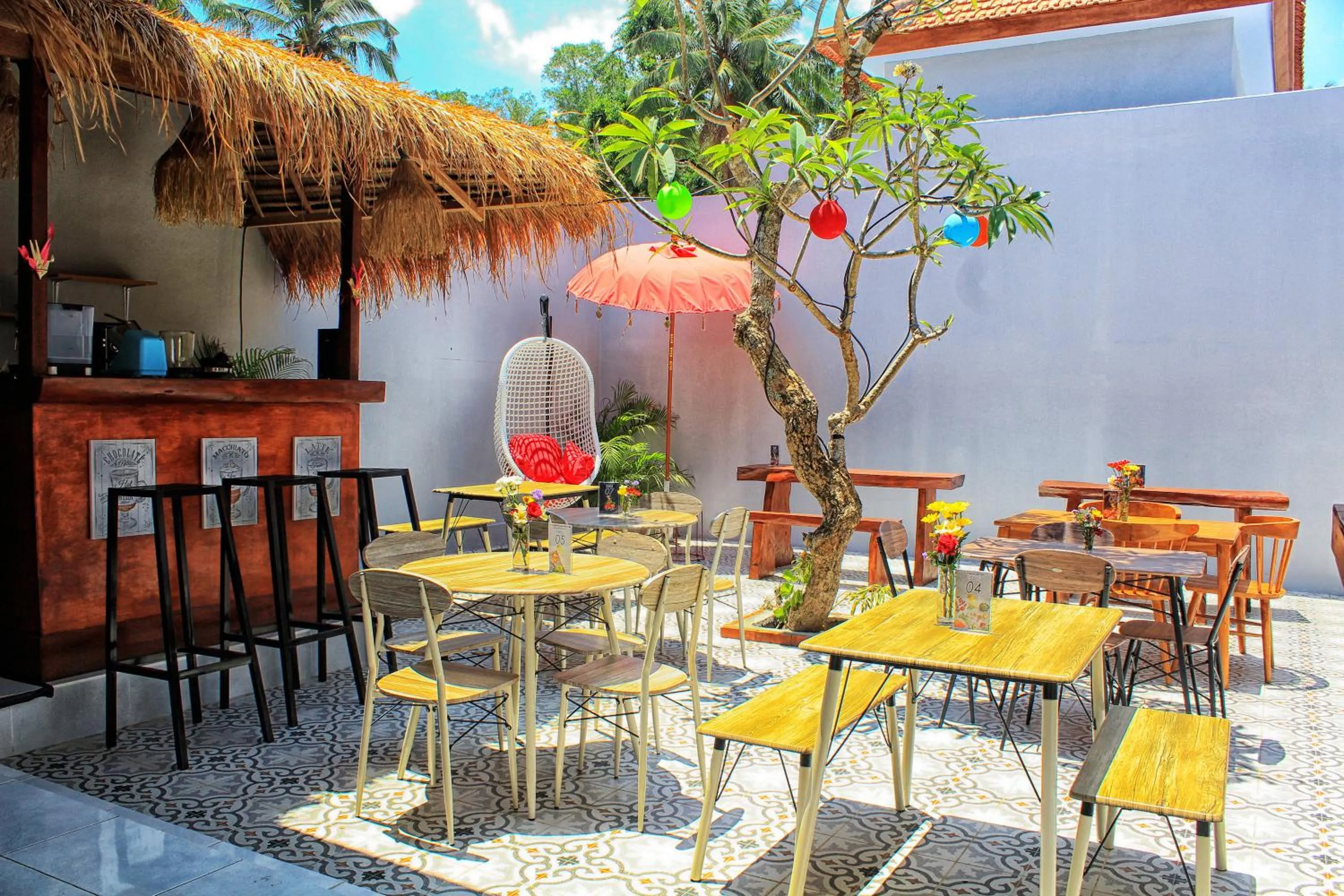 Restaurant/places to eat in La Mogi Cottage