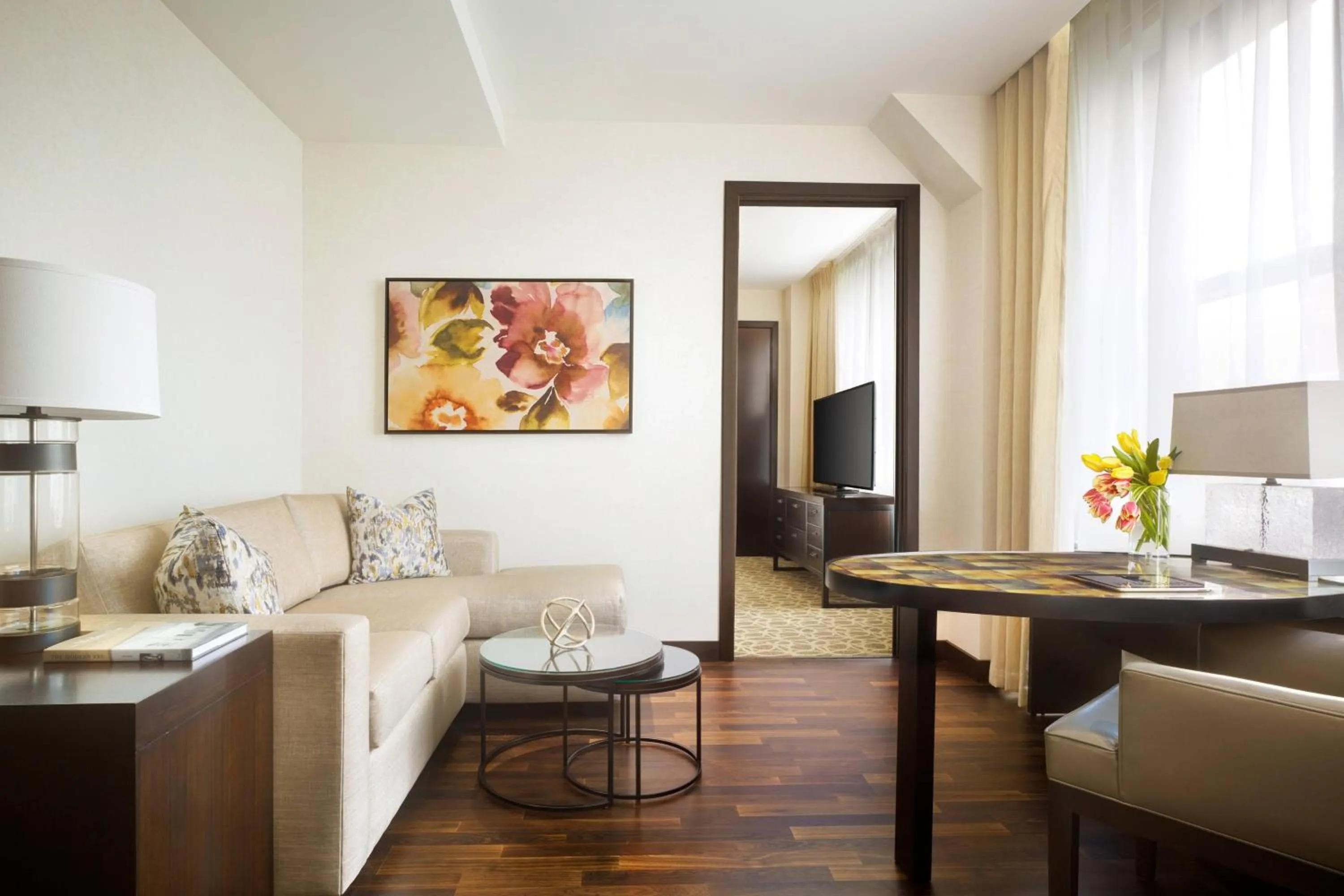 One-Bedroom King Suite with Mobility Accessible Tub in JW Marriott Houston Downtown