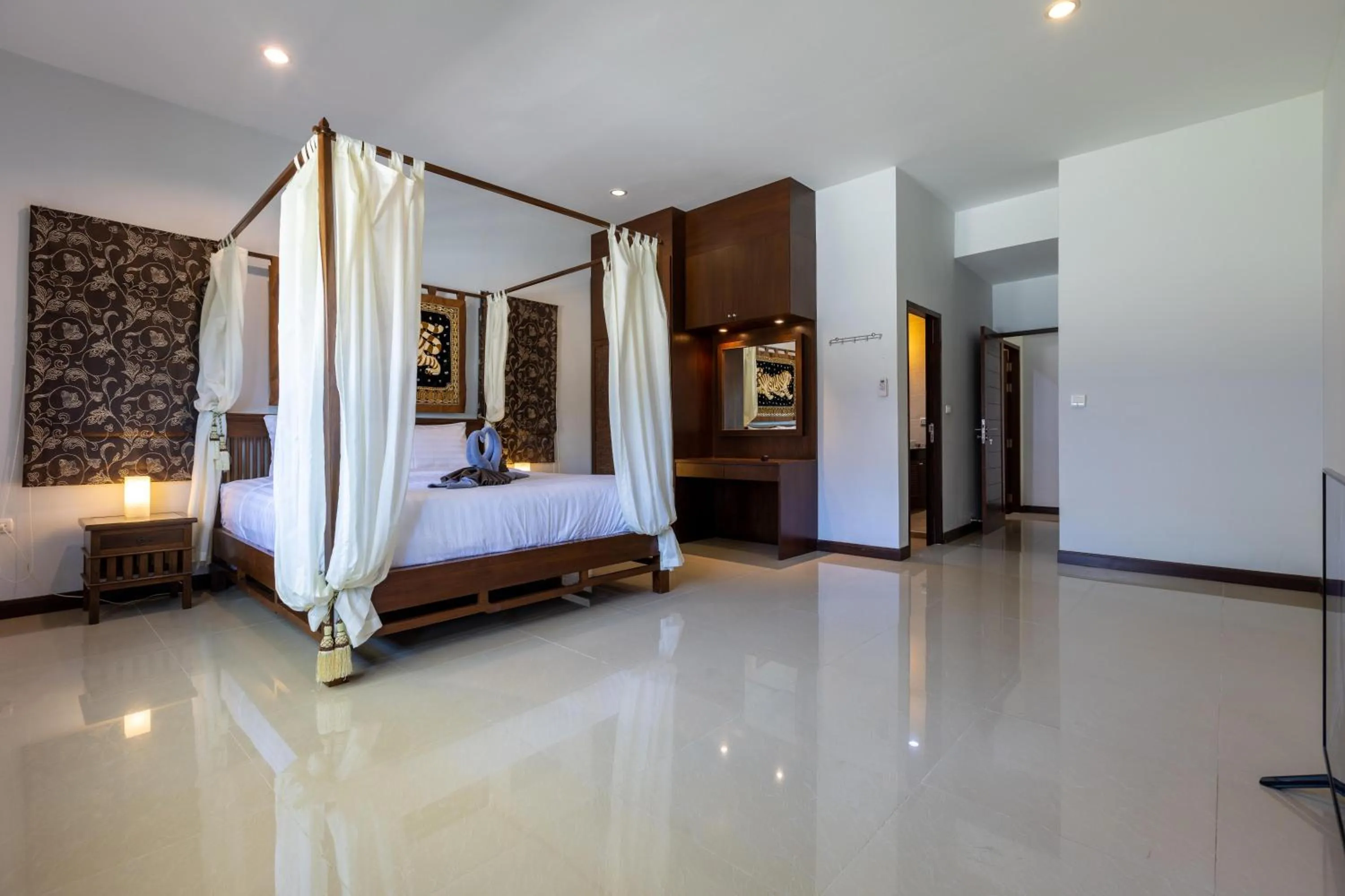 Bed in 5 Bedroom Pool Villa Close To Town H5