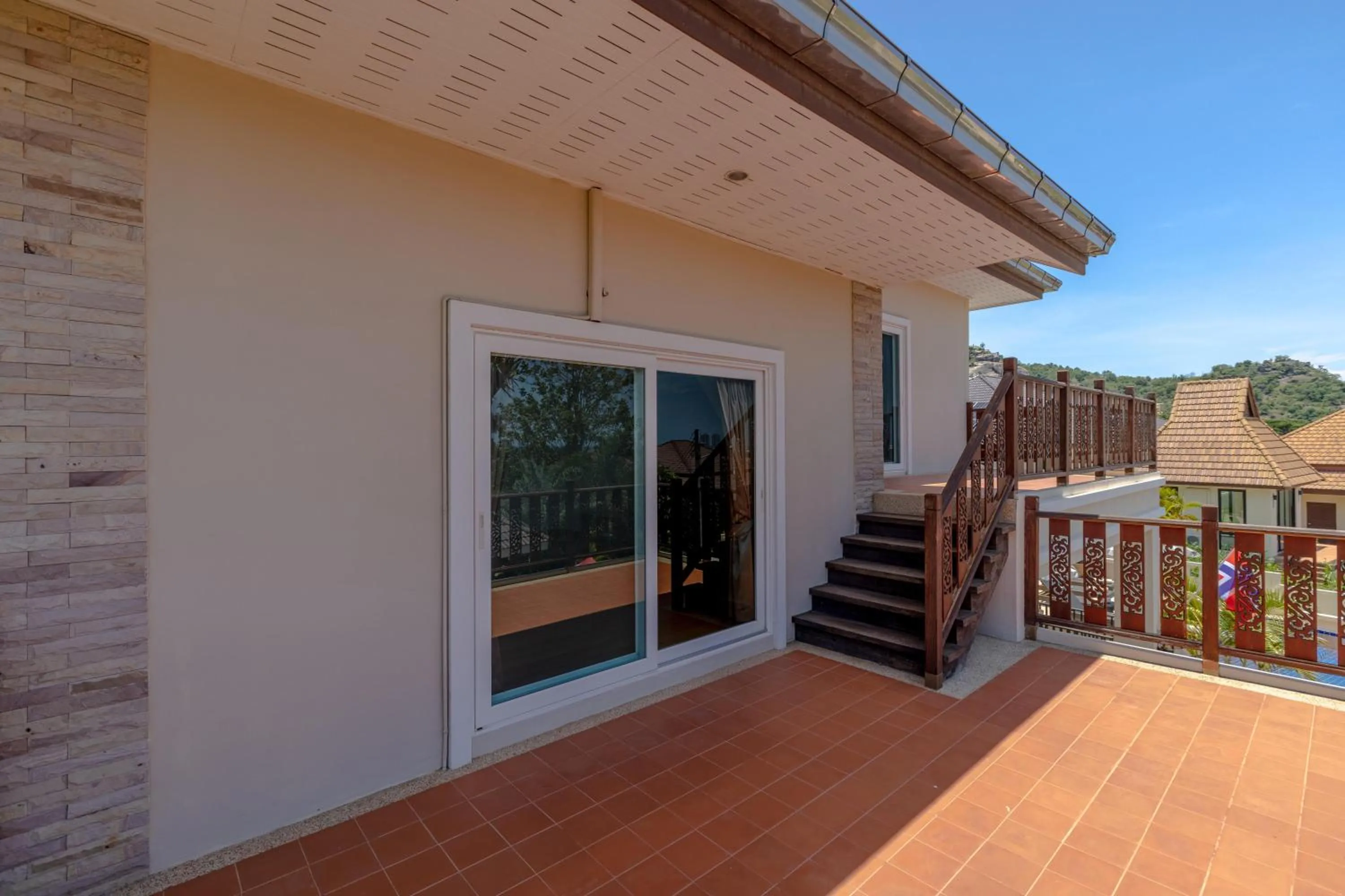 5 Bedroom Pool Villa Close To Town H5