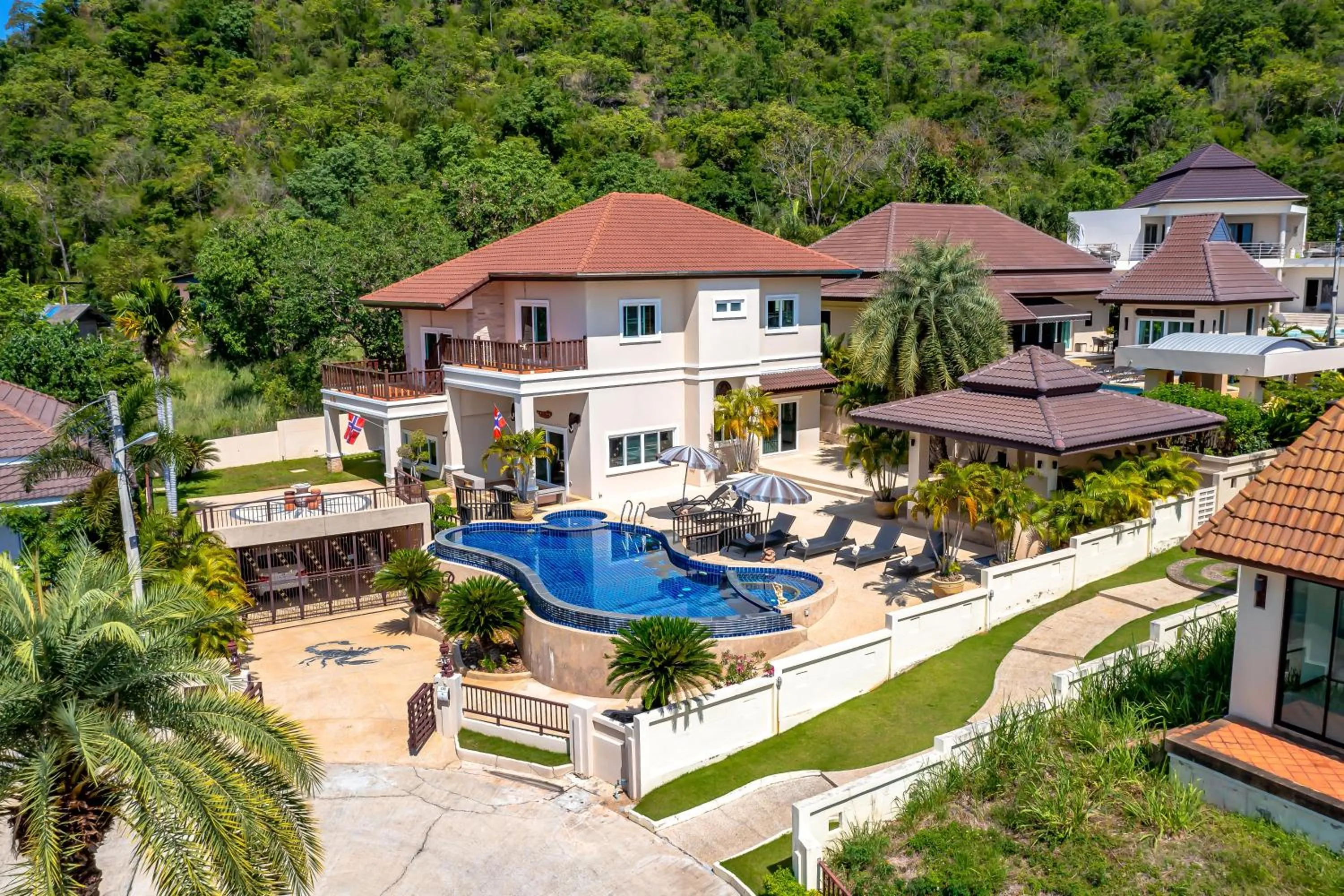 5 Bedroom Pool Villa Close To Town H5