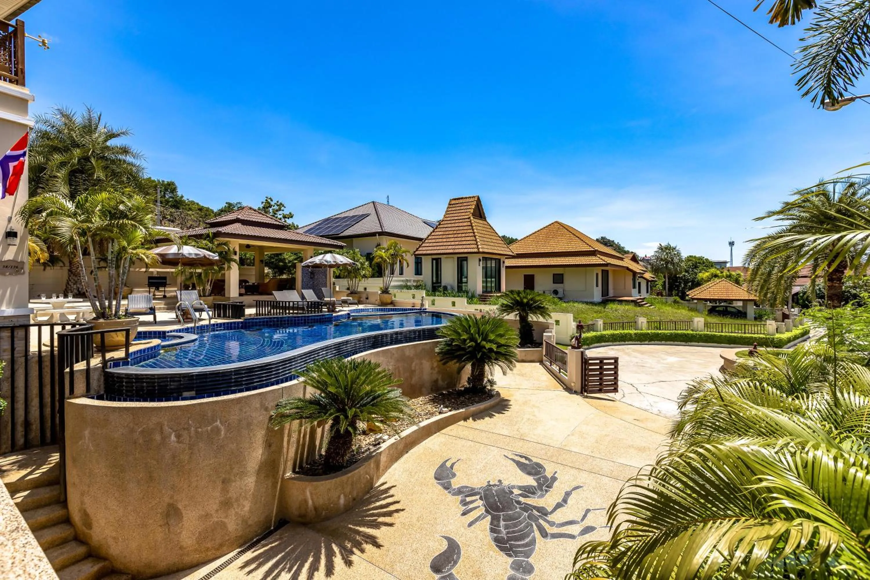 5 Bedroom Pool Villa Close To Town H5