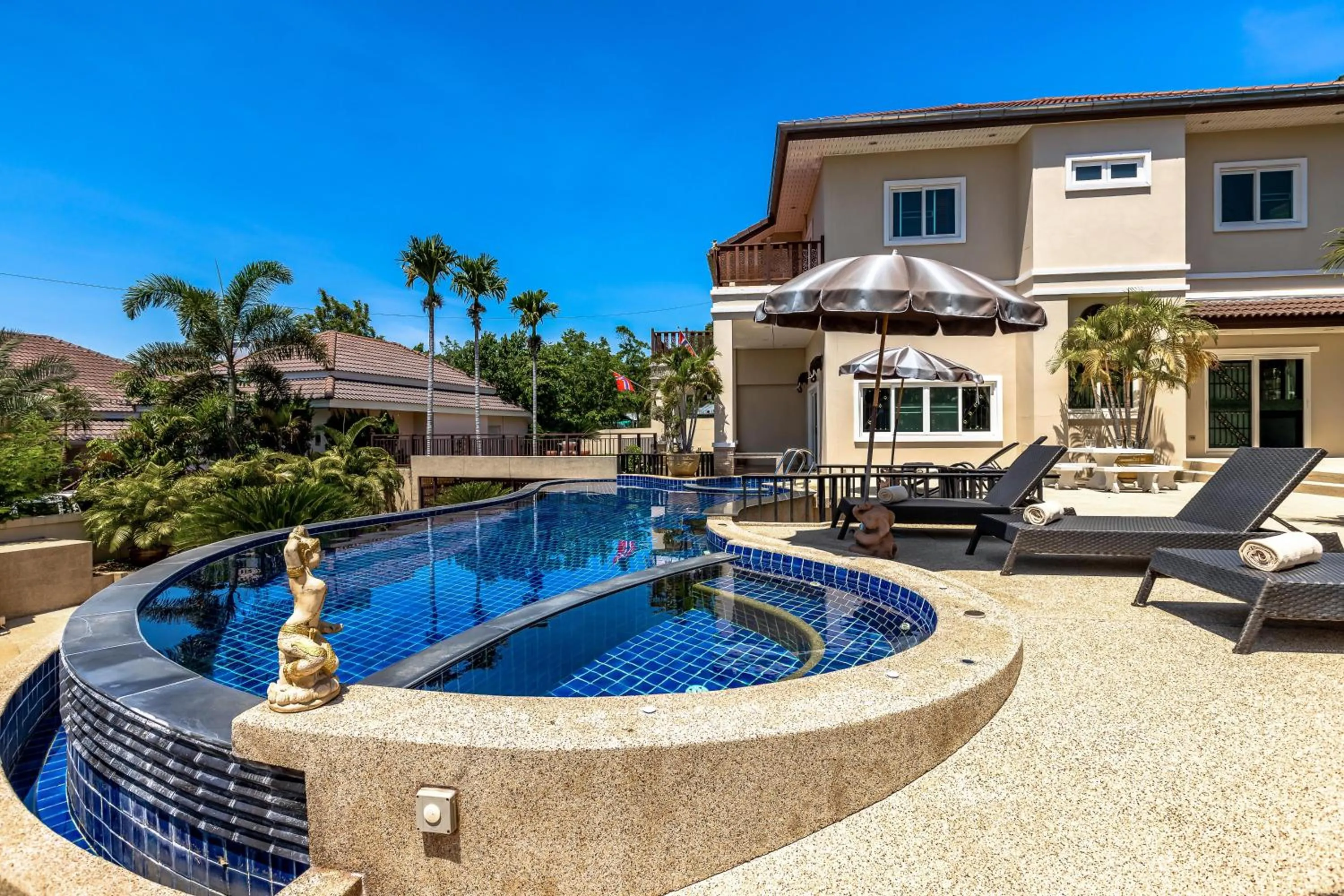 5 Bedroom Pool Villa Close To Town H5