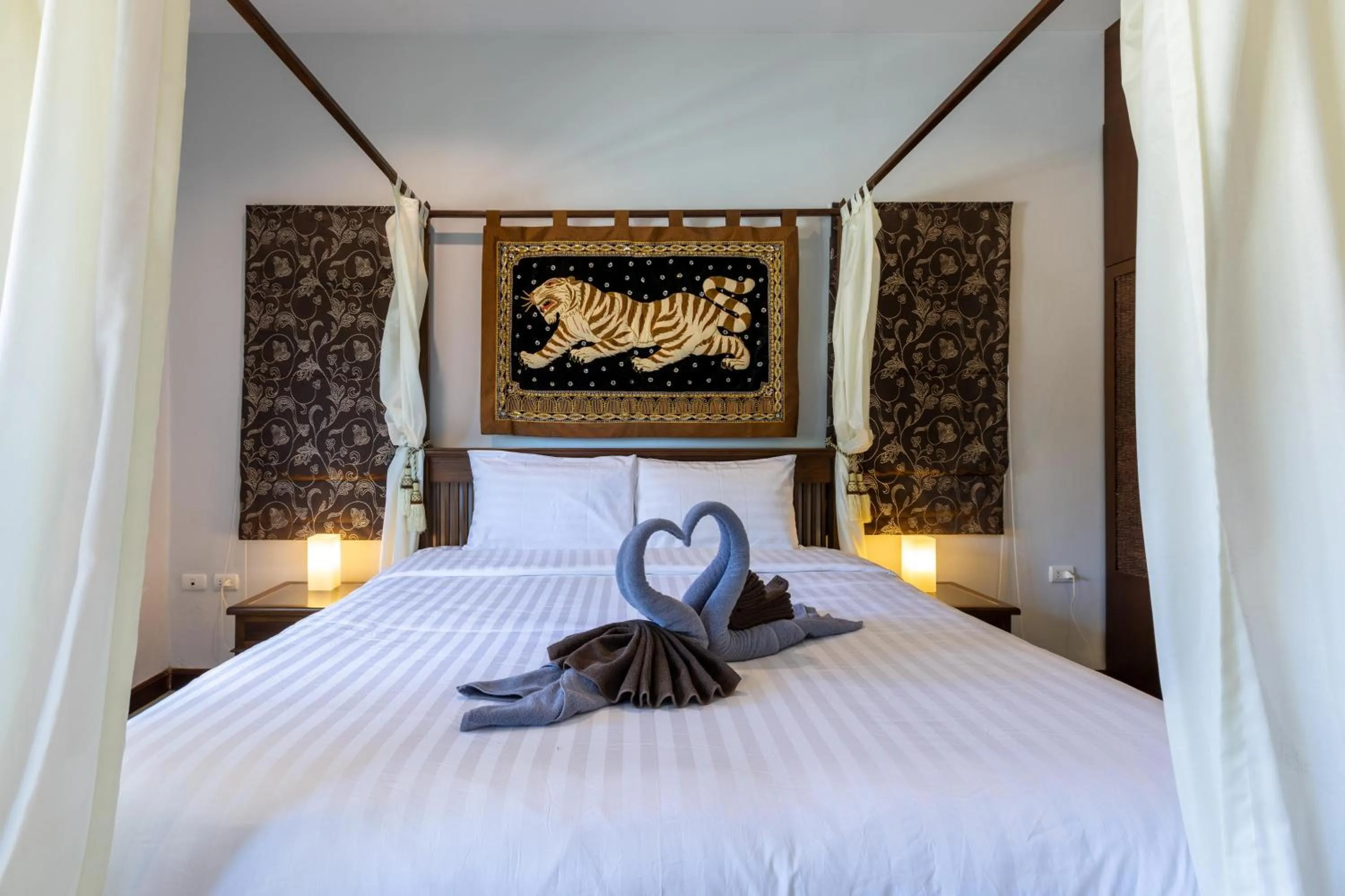 Bed in 5 Bedroom Pool Villa Close To Town H5