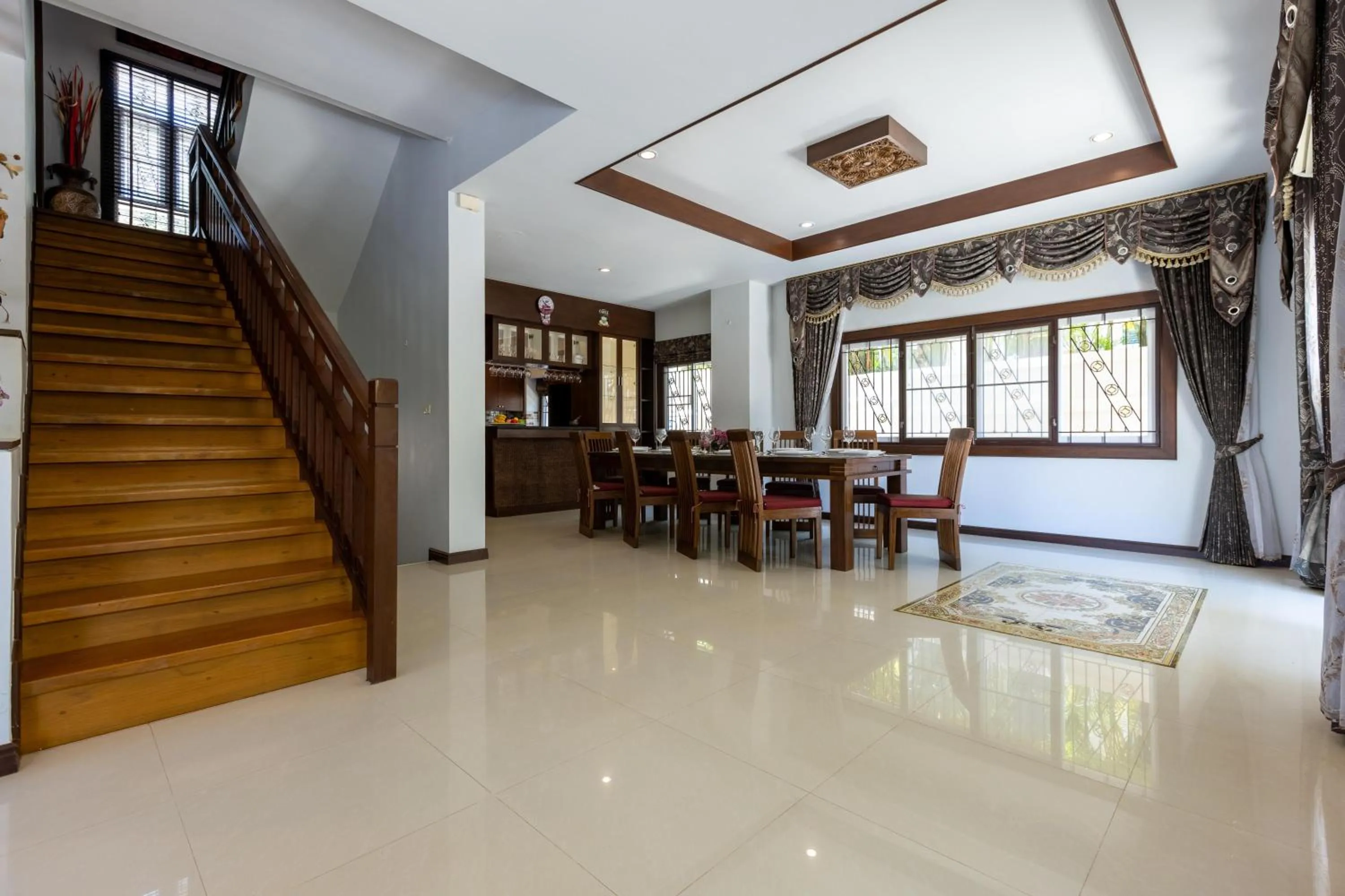 5 Bedroom Pool Villa Close To Town H5