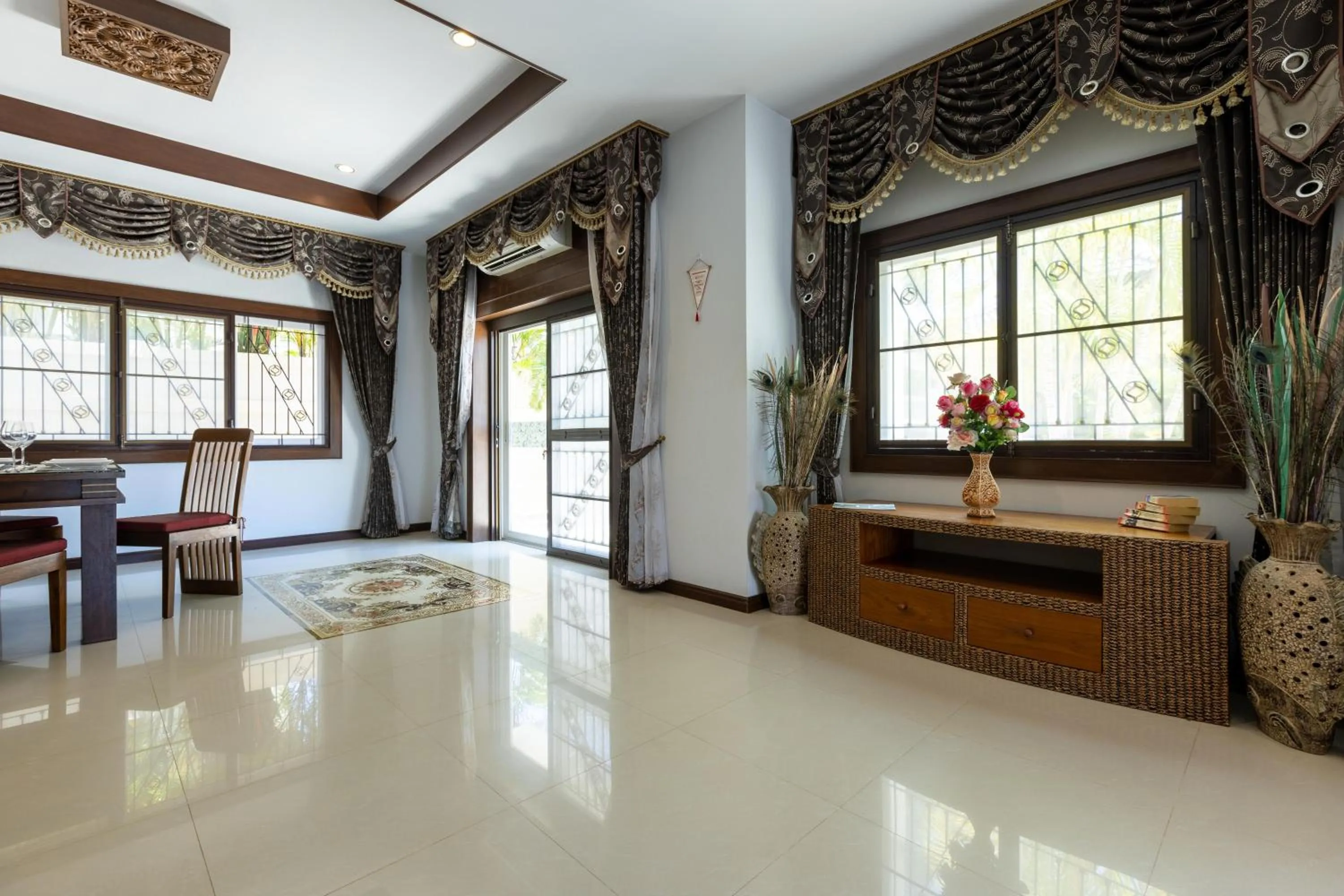 5 Bedroom Pool Villa Close To Town H5