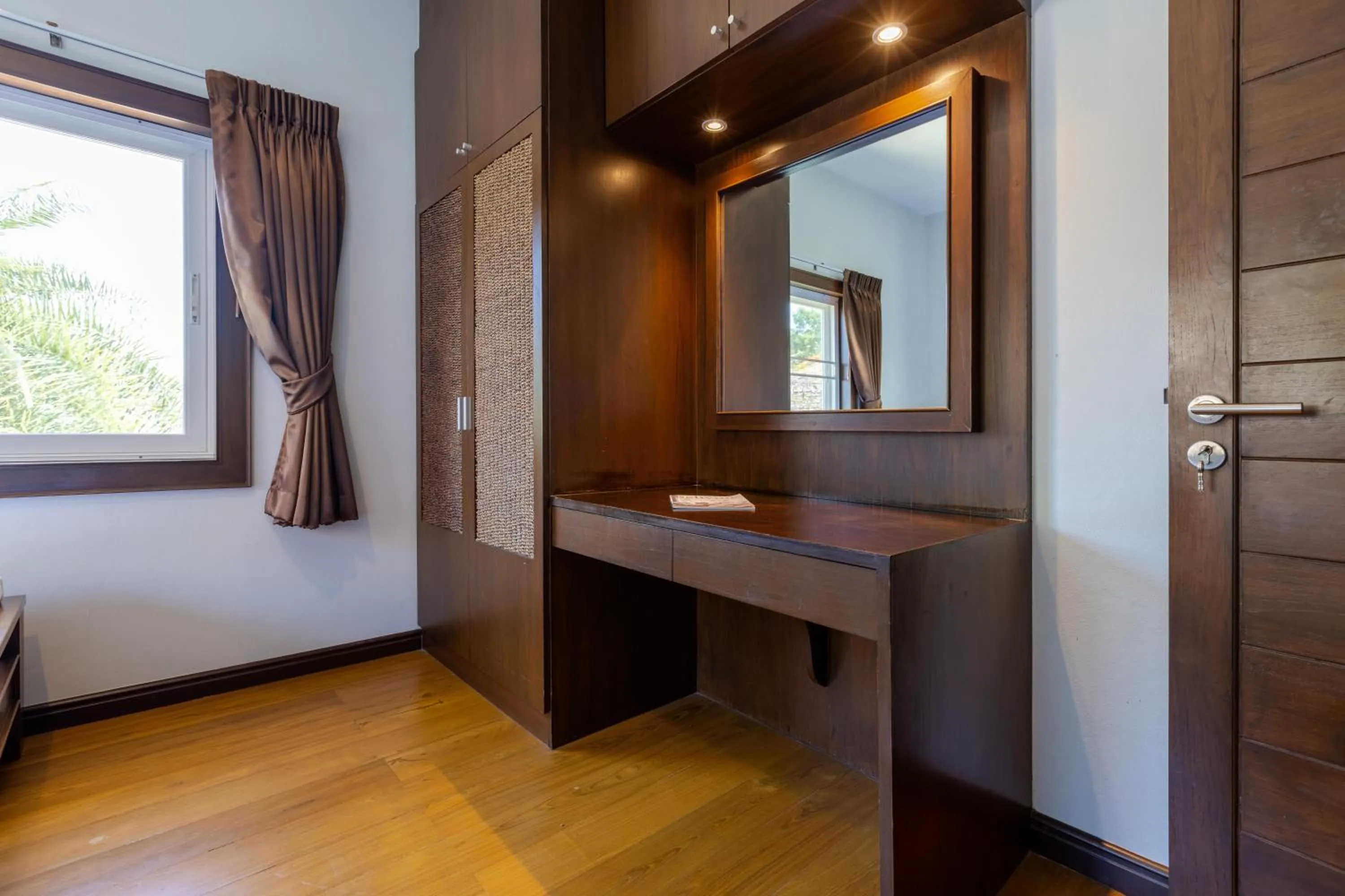 5 Bedroom Pool Villa Close To Town H5