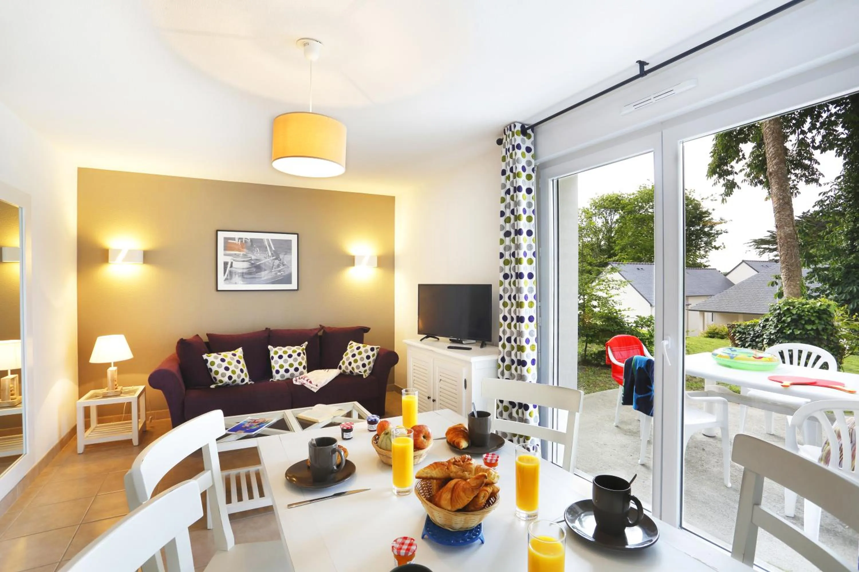 TV and multimedia in Terres de France Le Domaine de la Baie