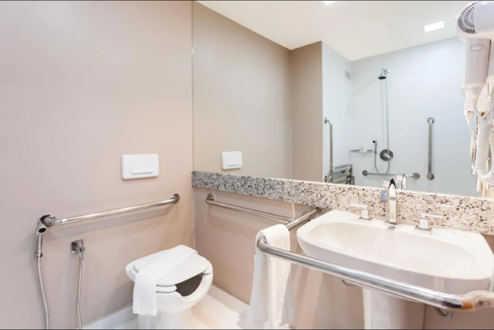 Bathroom in eSuites Belo Horizonte Minascasa