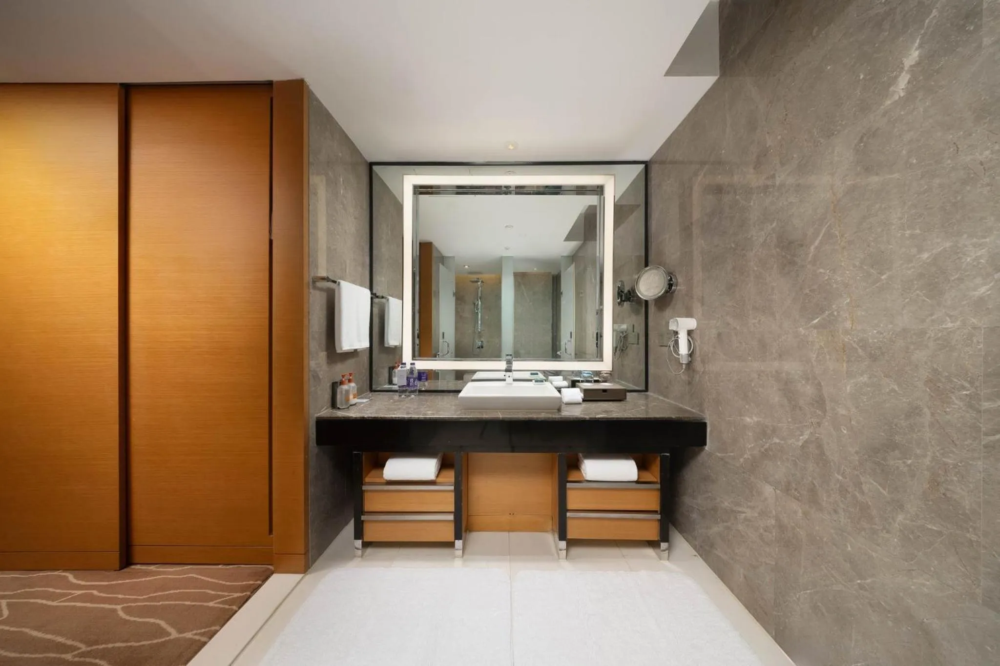 Photo of the whole room in Crowne Plaza Yangzhou by IHG